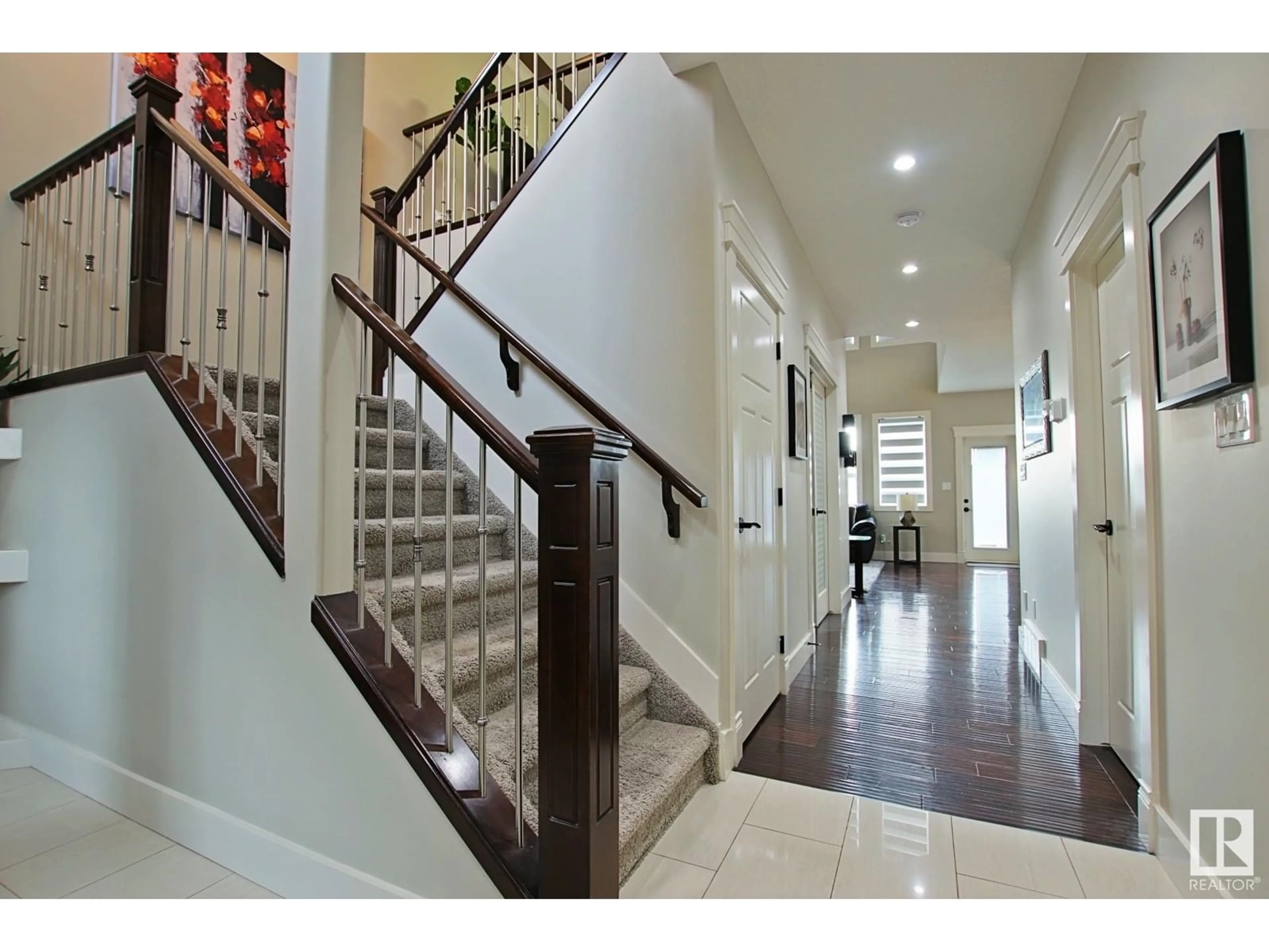 Indoor foyer for 2549 BELL CO SW, Edmonton Alberta T6W1J9