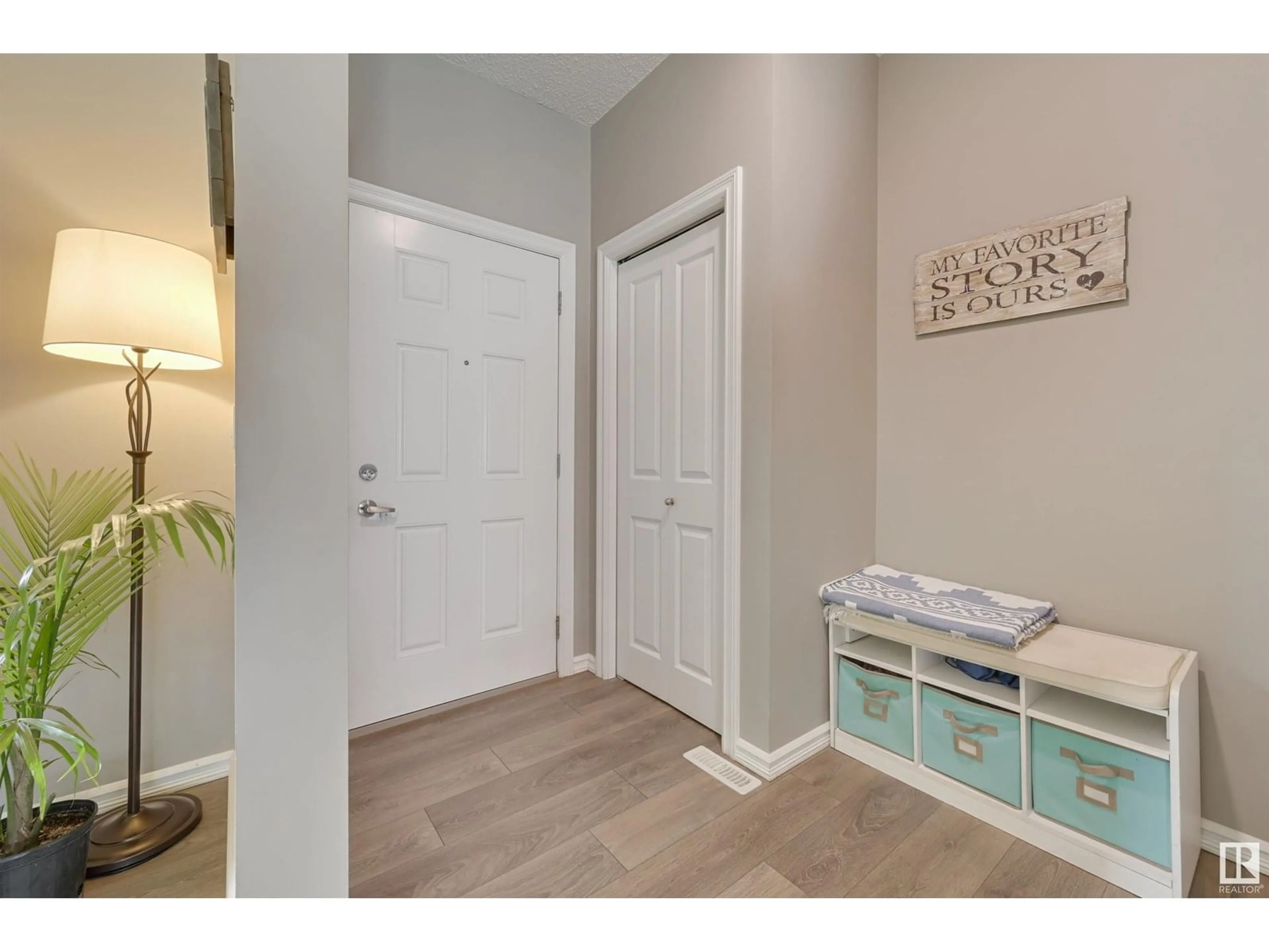 Indoor entryway for 517 ORCHARDS BV, Edmonton Alberta T6X2B7