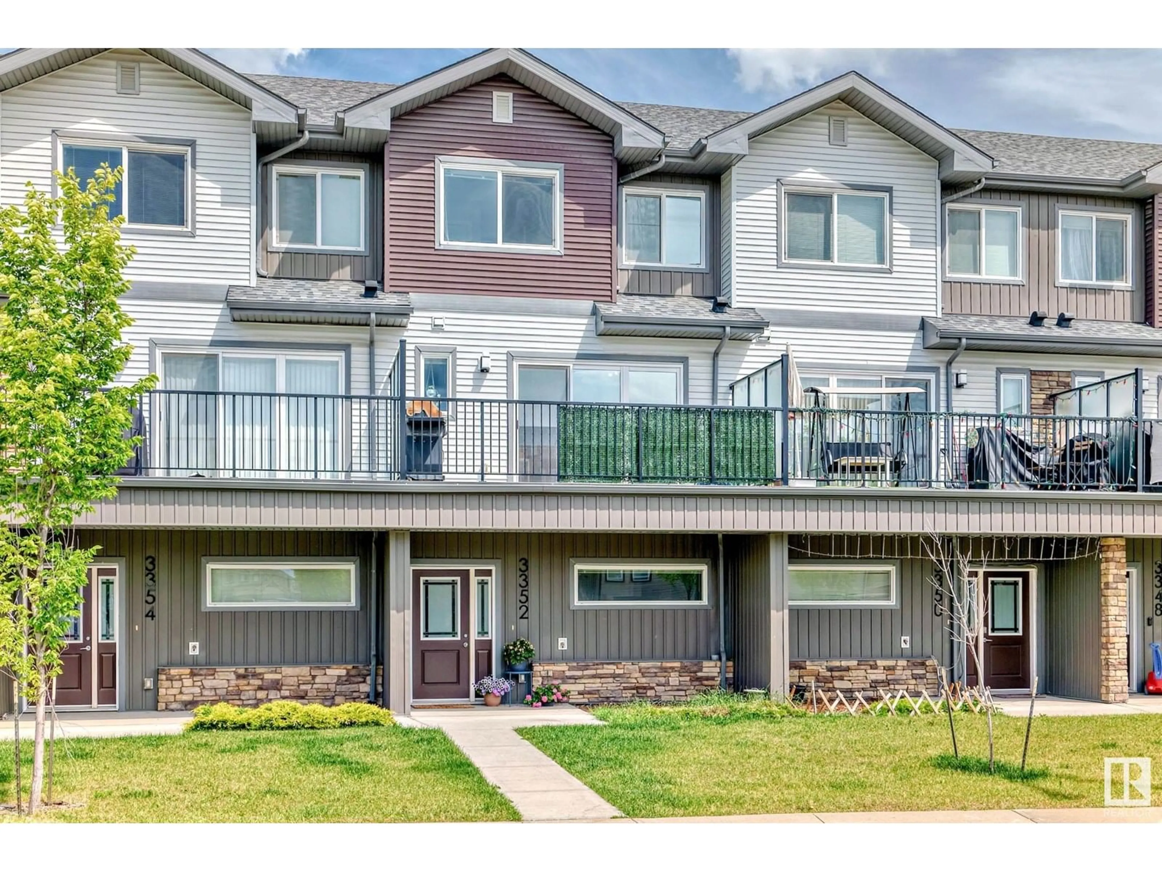 Home with vinyl exterior material, unknown for 3352 15A AV, Edmonton Alberta T6T0Y1