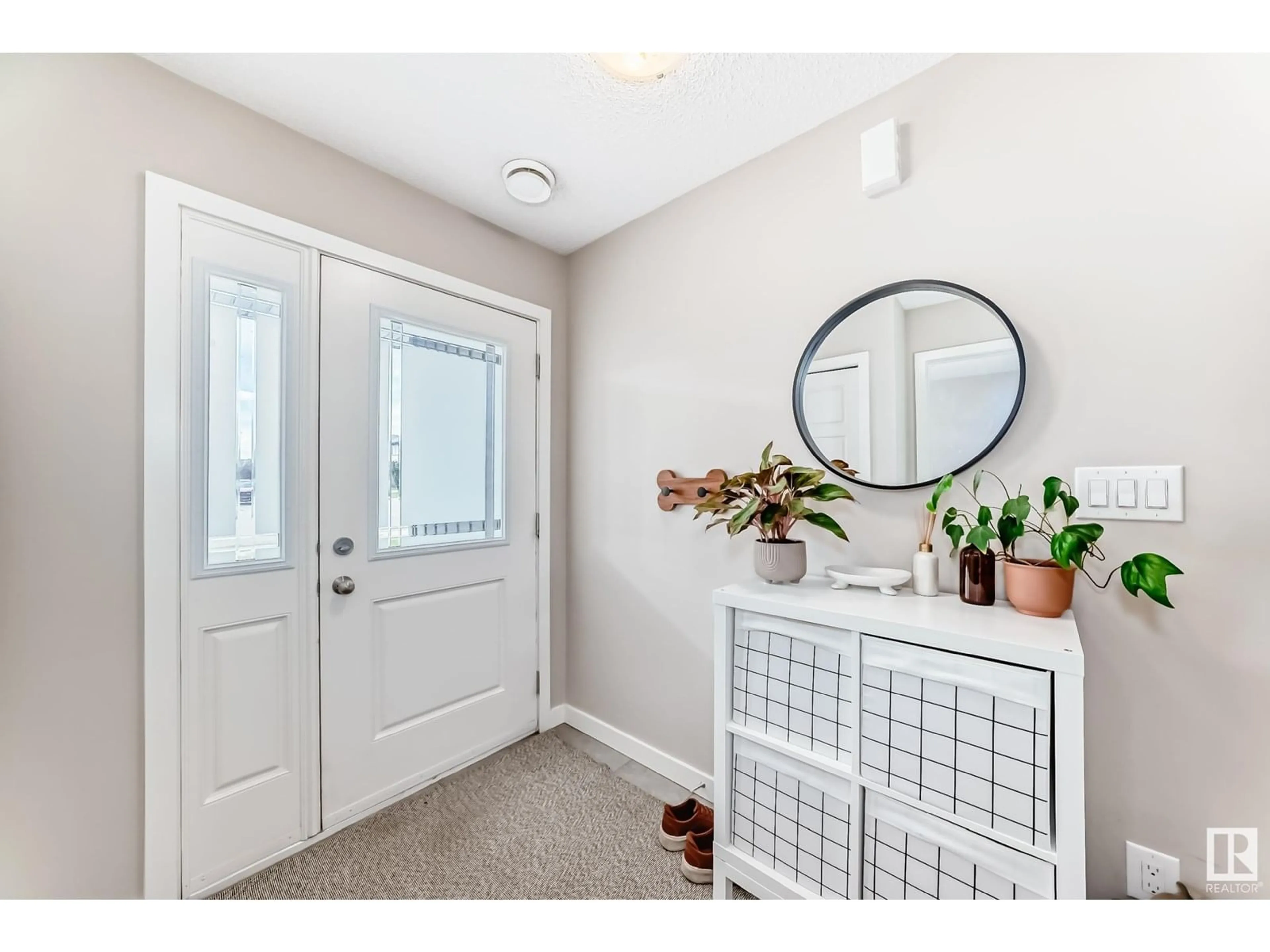 Indoor entryway for 3352 15A AV, Edmonton Alberta T6T0Y1
