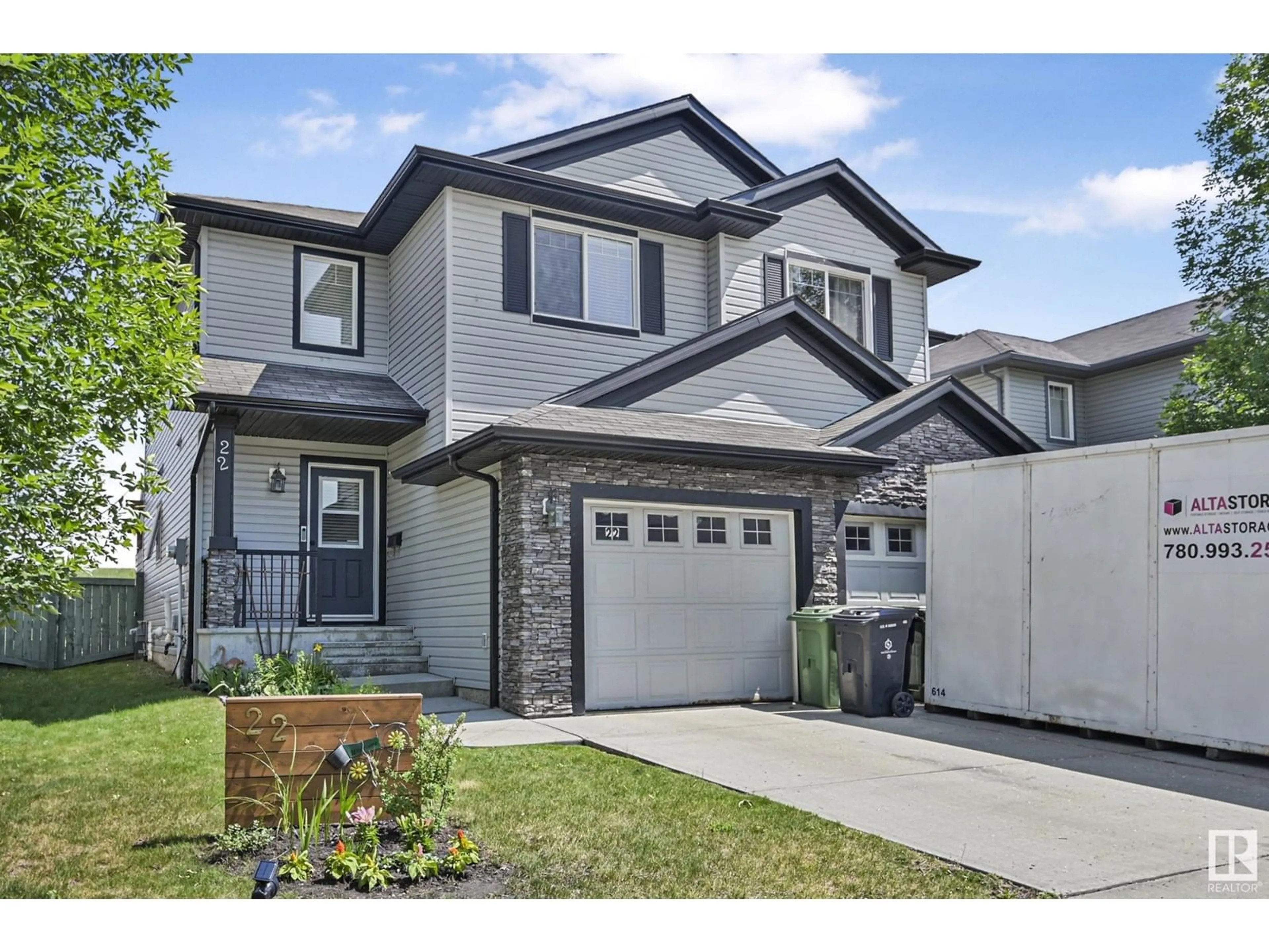 Home with vinyl exterior material, street for 22 WELLINGTON PL, Fort Saskatchewan Alberta T8L0G2