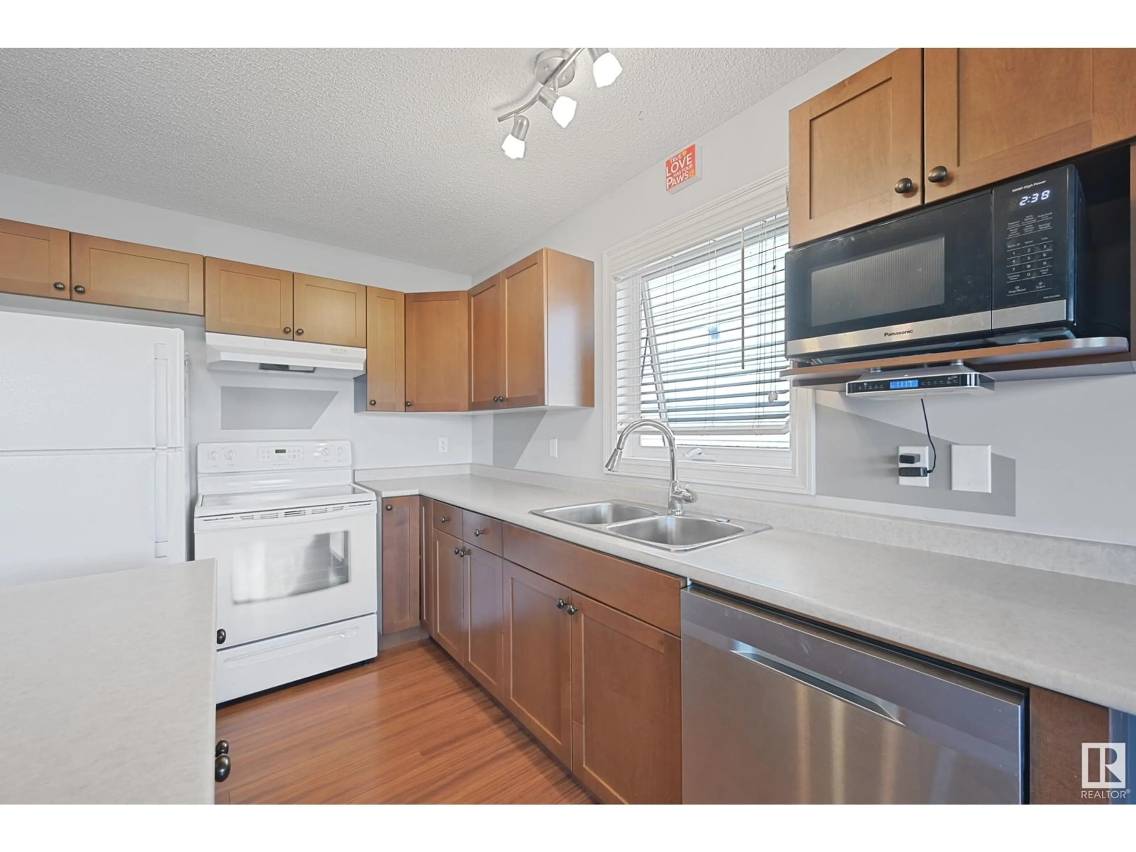 Standard kitchen, unknown for 22 WELLINGTON PL, Fort Saskatchewan Alberta T8L0G2