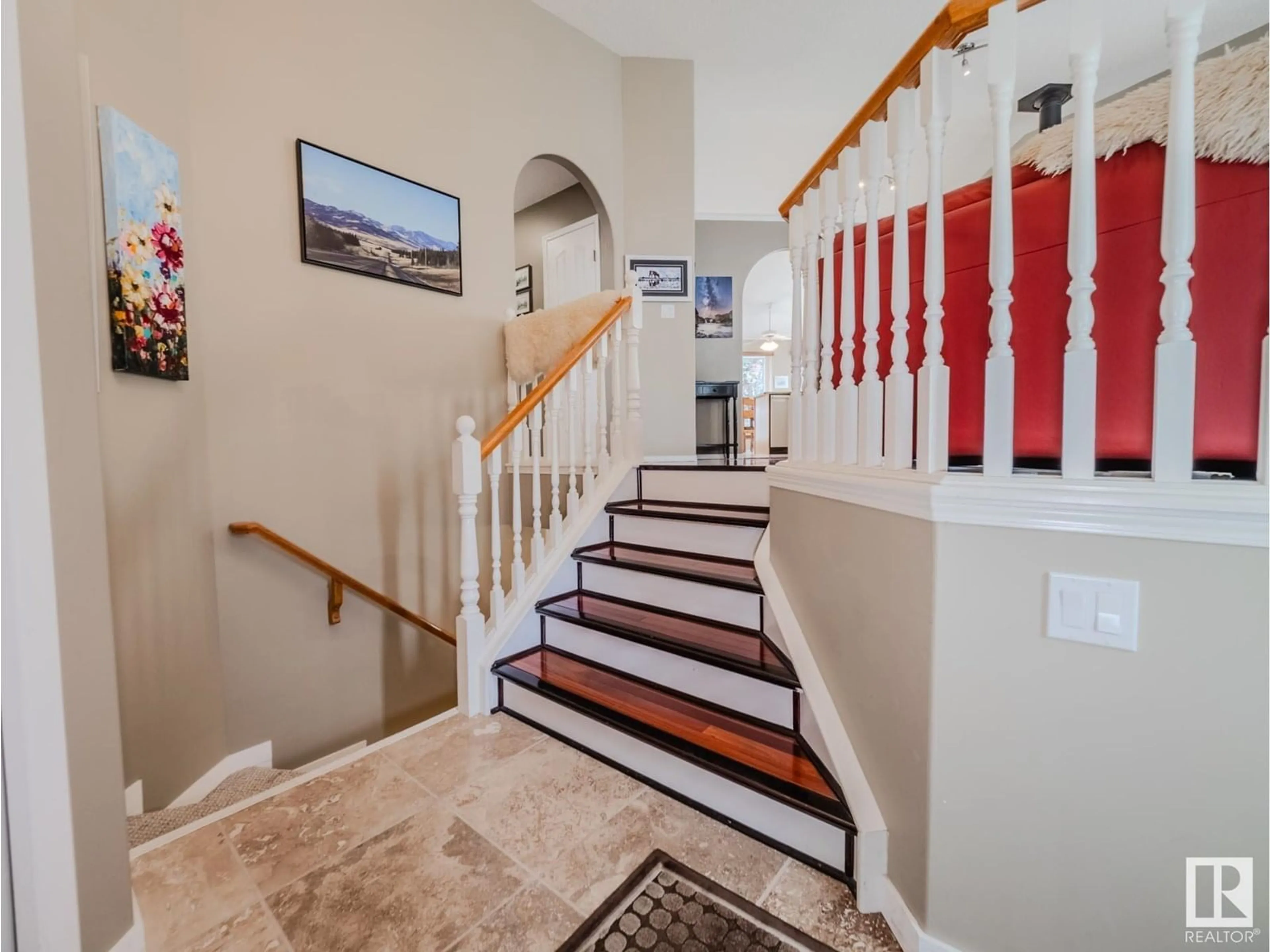 Indoor foyer for 125 FOXHAVEN PL, Sherwood Park Alberta T8A5Y4