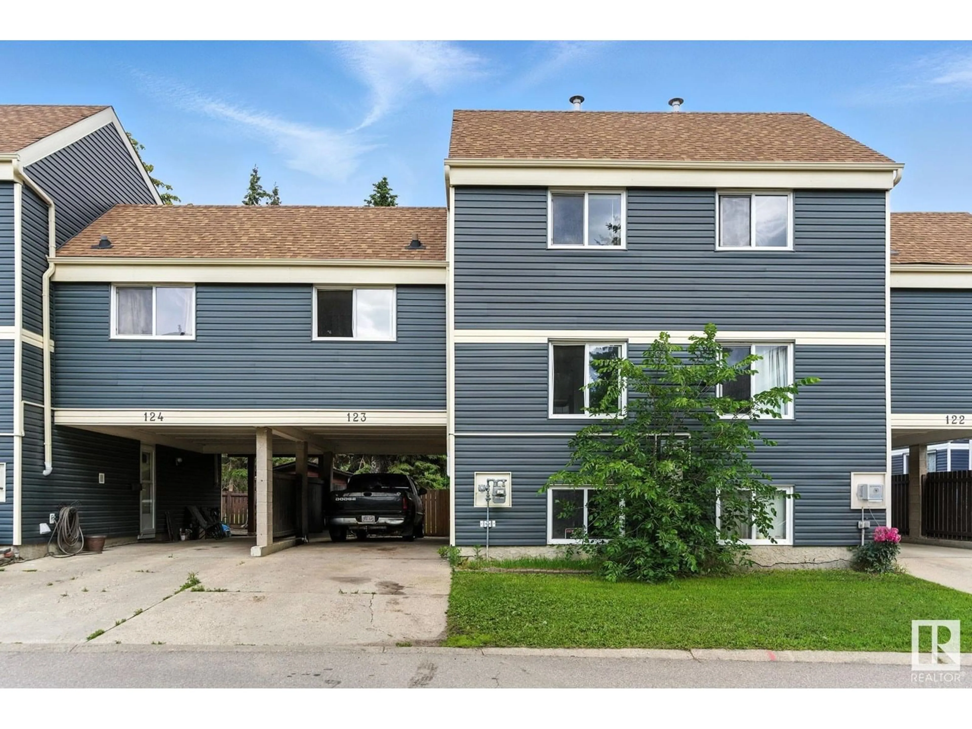A pic from outside/outdoor area/front of a property/back of a property/a pic from drone, street for 123 MORIN MAZE NW, Edmonton Alberta T6K1V1