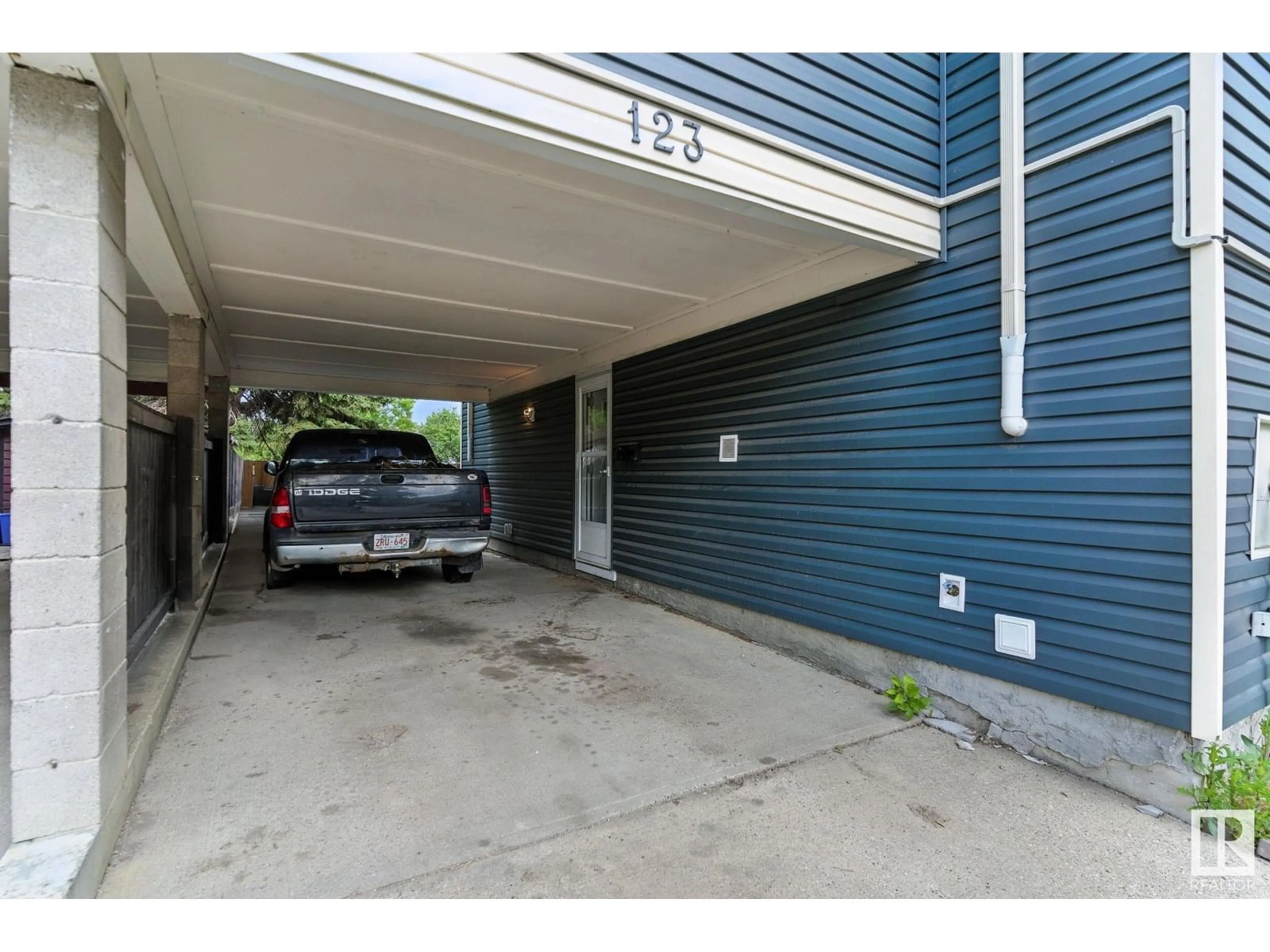Indoor garage for 123 MORIN MAZE NW, Edmonton Alberta T6K1V1