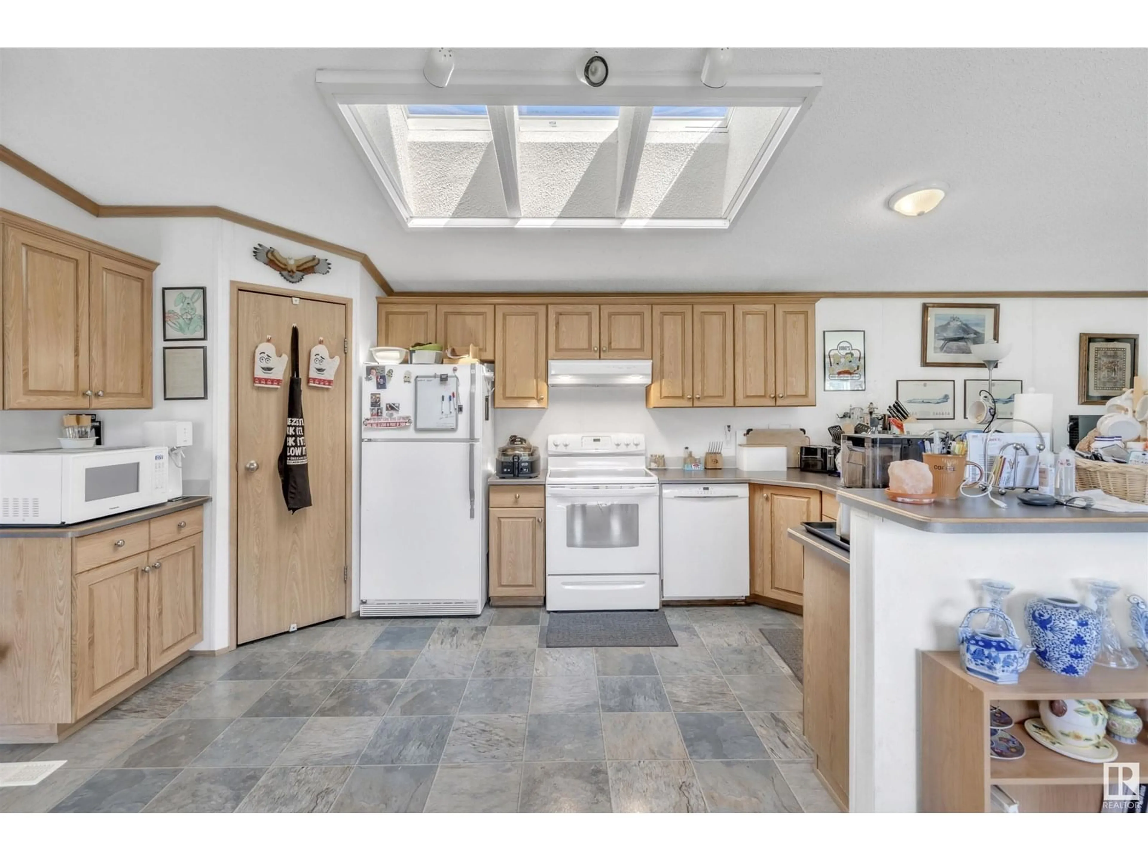 Open concept kitchen, ceramic/tile floor for 62330 RGE RD 413, Rural Bonnyville M.D. Alberta T9M1P2