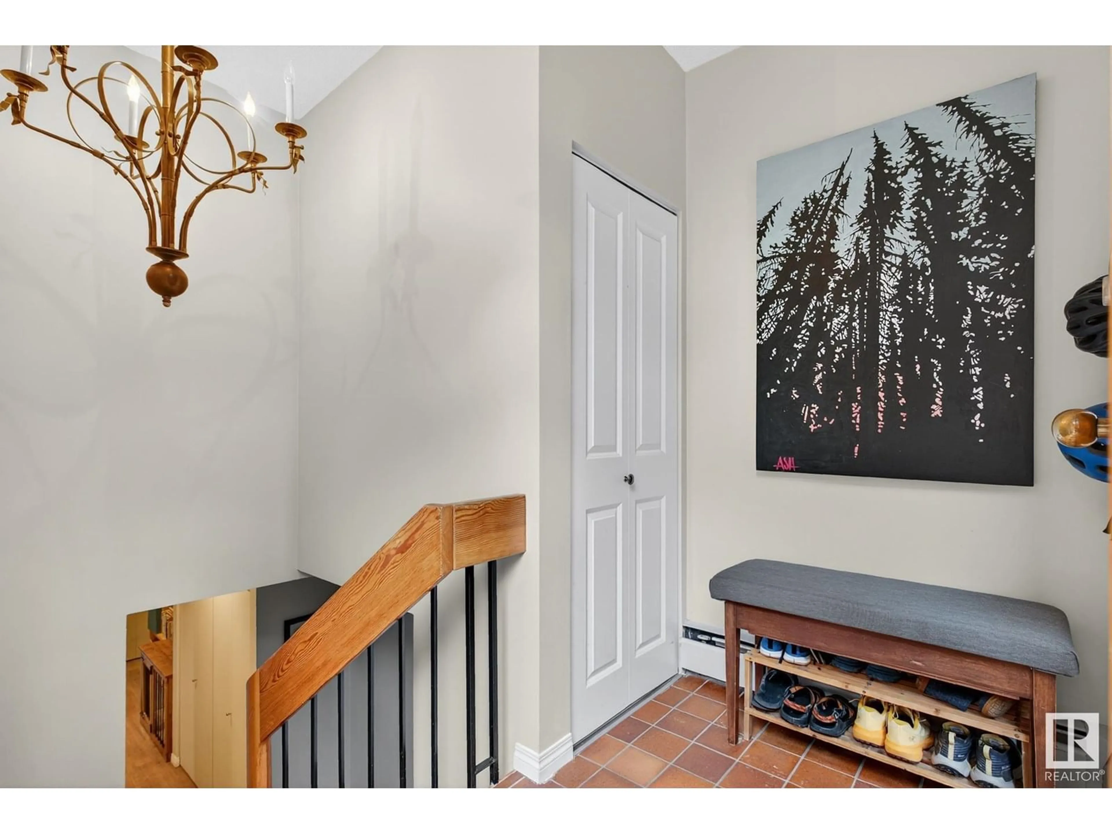 Indoor entryway for 11114 83 AV, Edmonton Alberta T6G0V1