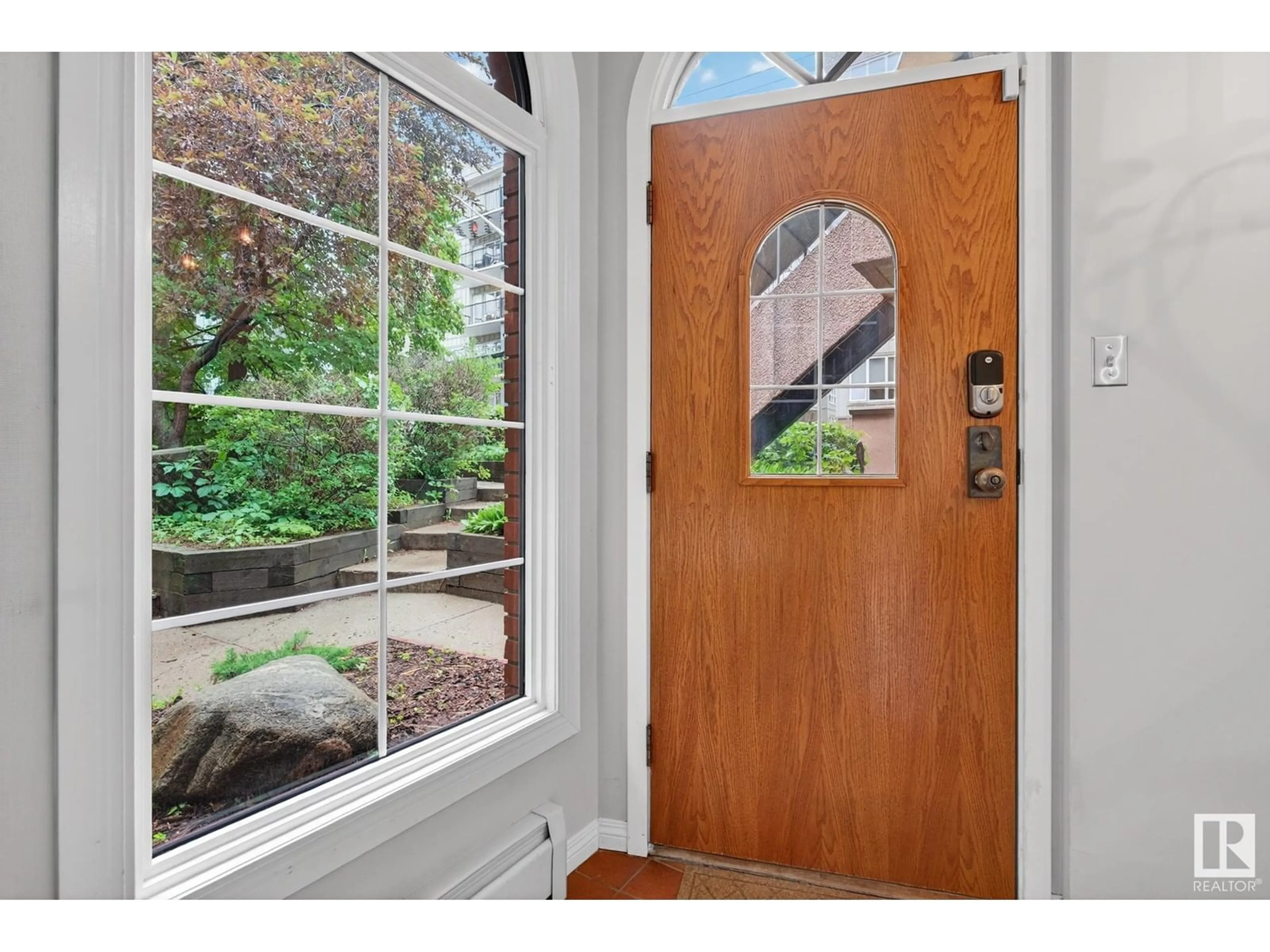 Indoor entryway for 11114 83 AV, Edmonton Alberta T6G0V1