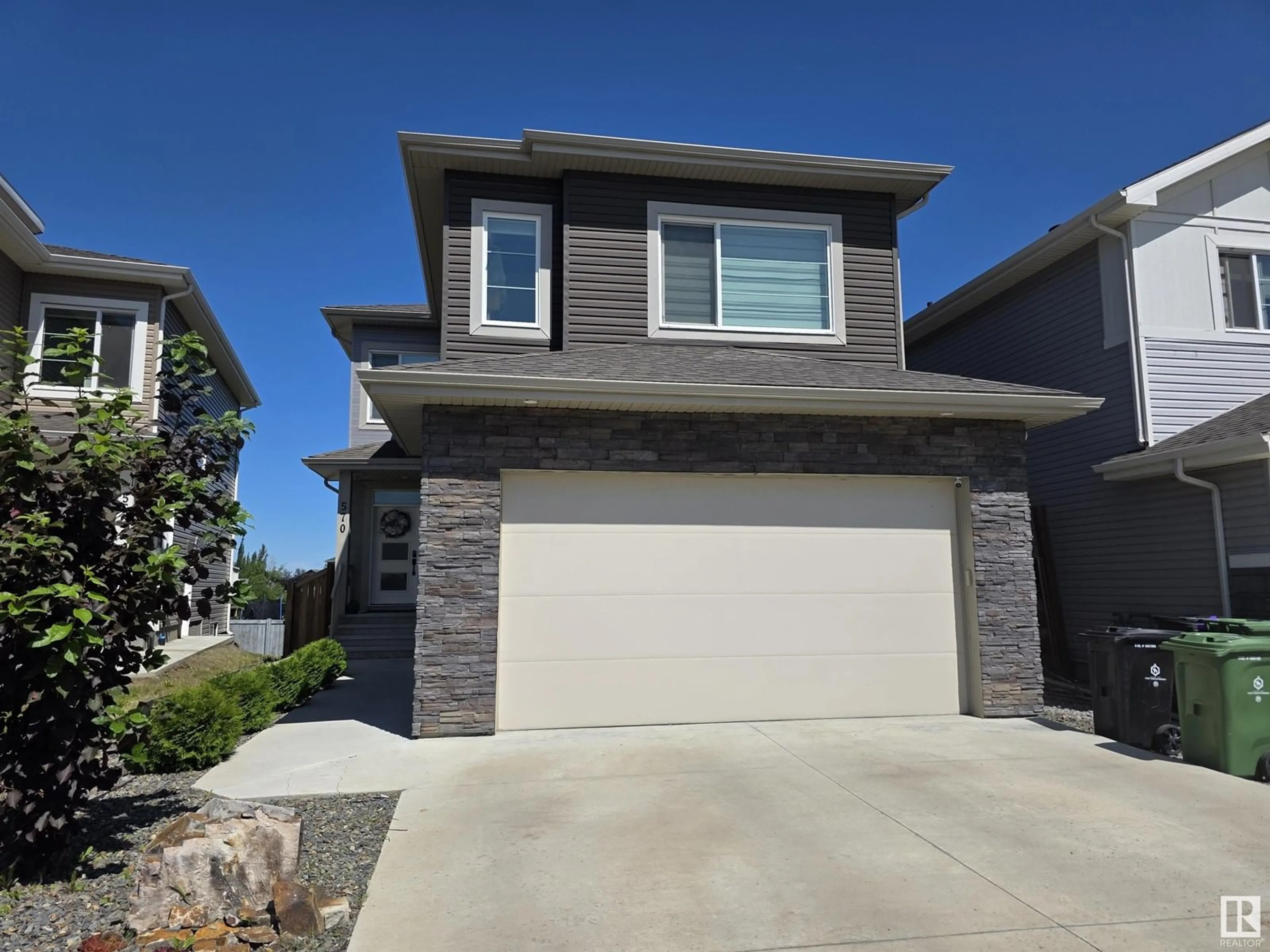 Home with vinyl exterior material, street for 570 MEADOWVIEW DR, Fort Saskatchewan Alberta T8L0X1