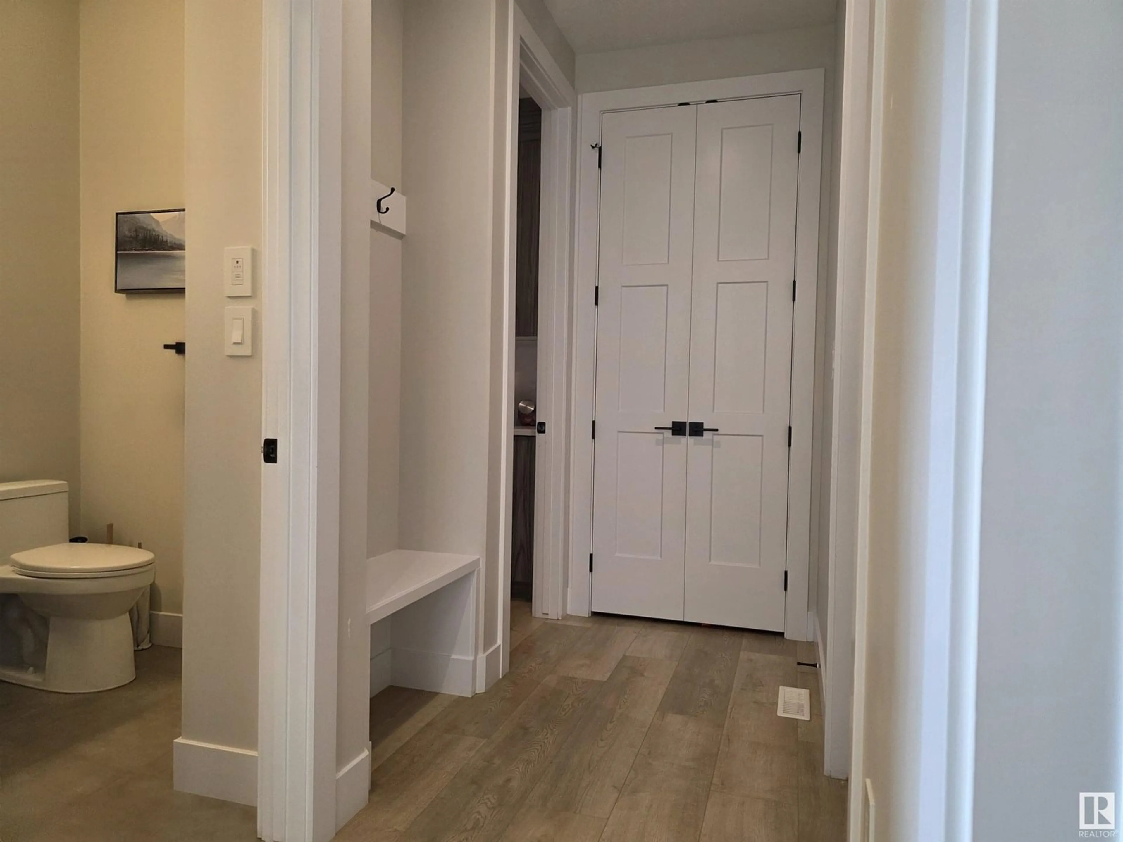 Indoor entryway for 570 MEADOWVIEW DR, Fort Saskatchewan Alberta T8L0X1