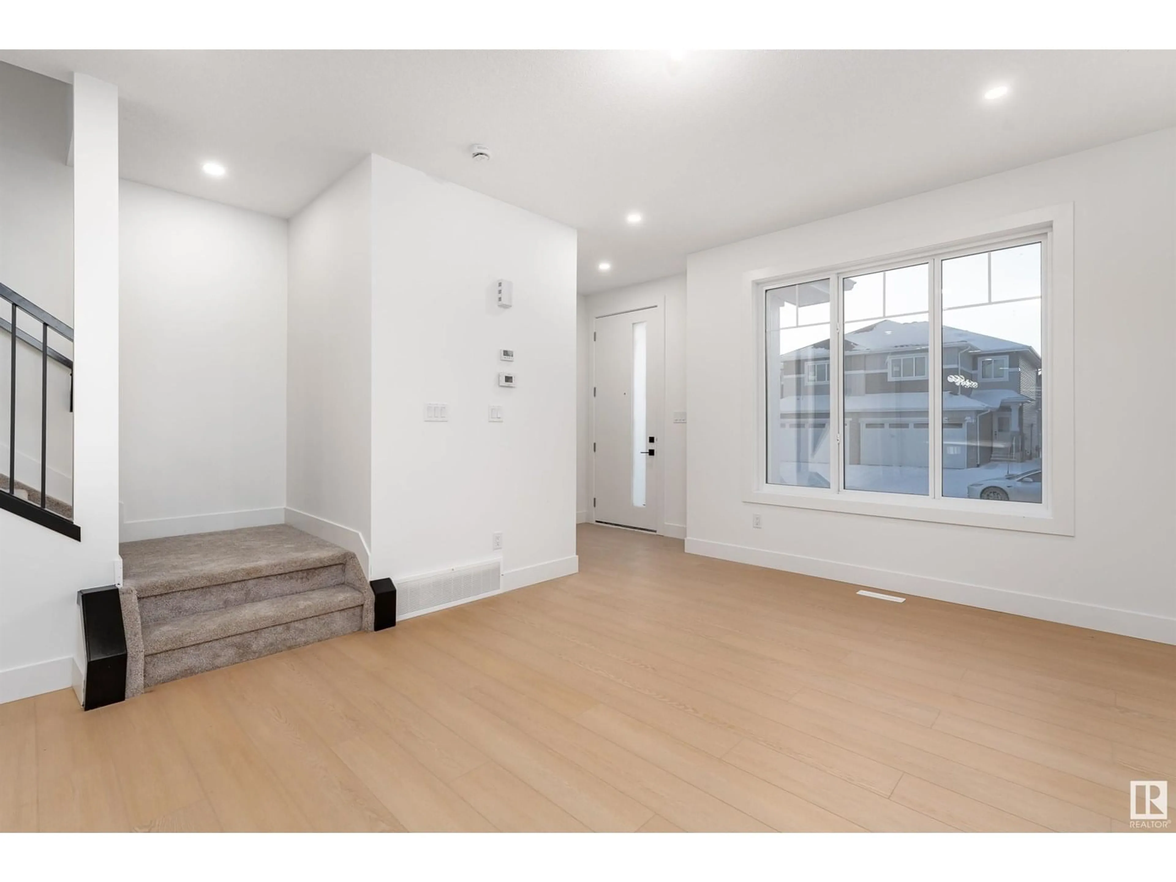 Indoor entryway for 3105 MAGPIE WY, Edmonton Alberta T5S0V3