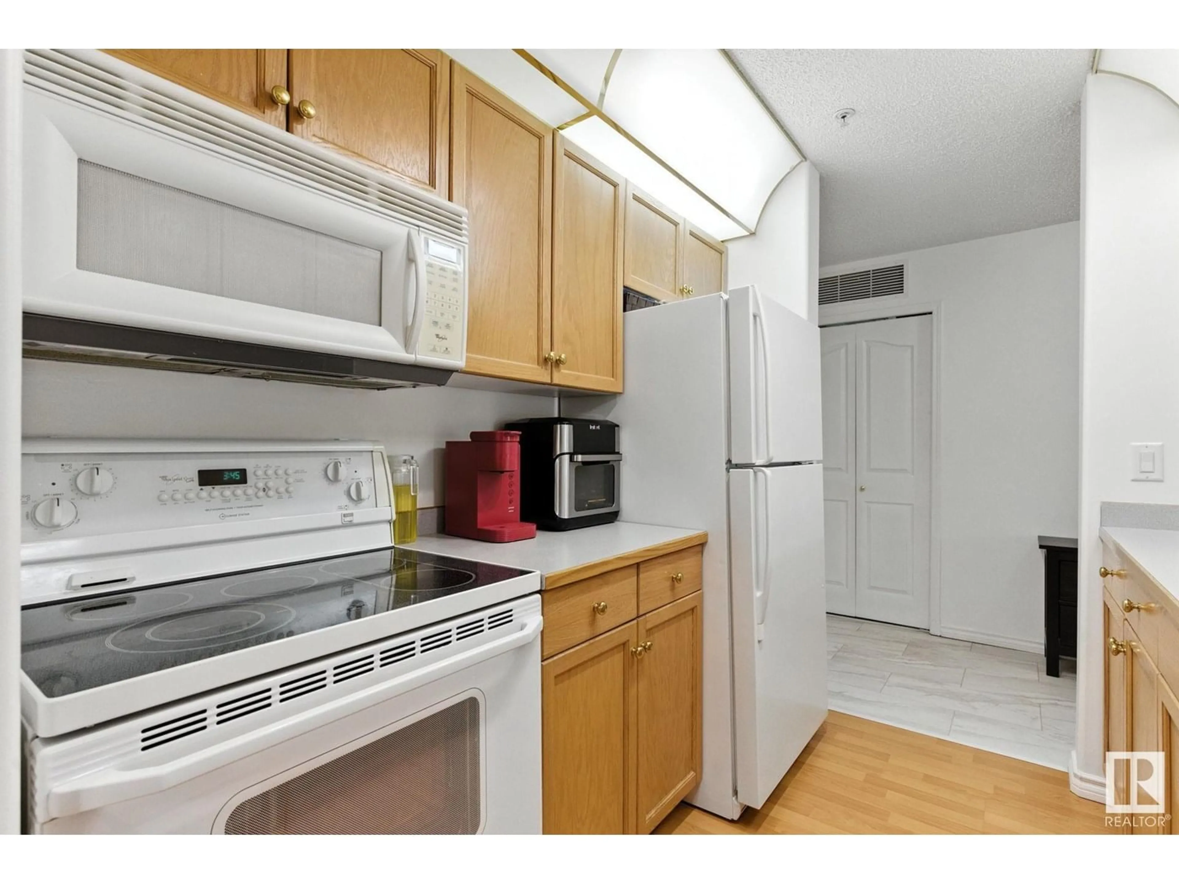 Standard kitchen, unknown for 125 16303 95 ST NW, Edmonton Alberta T5Z3V1