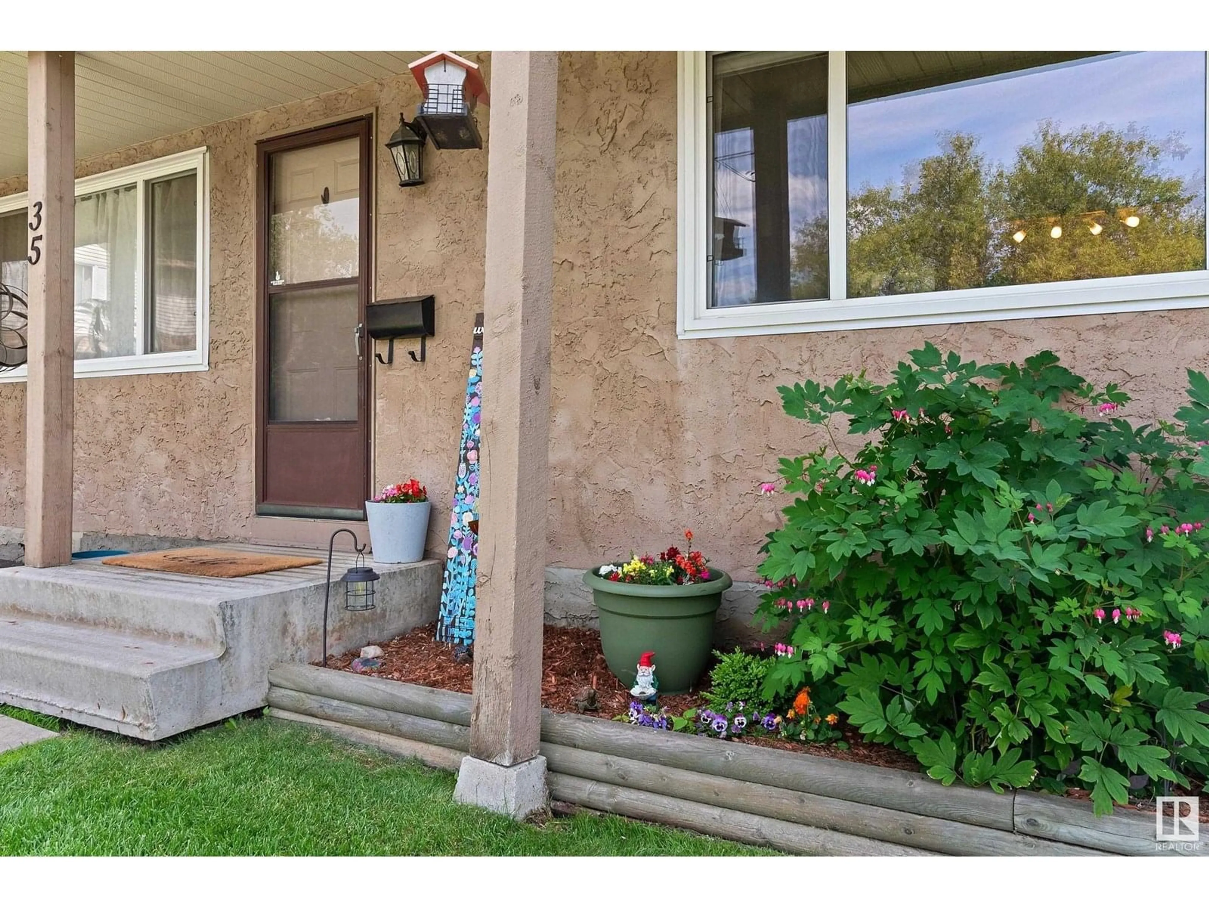 Indoor entryway for 35 WALDEN PA, St. Albert Alberta T8N3V6