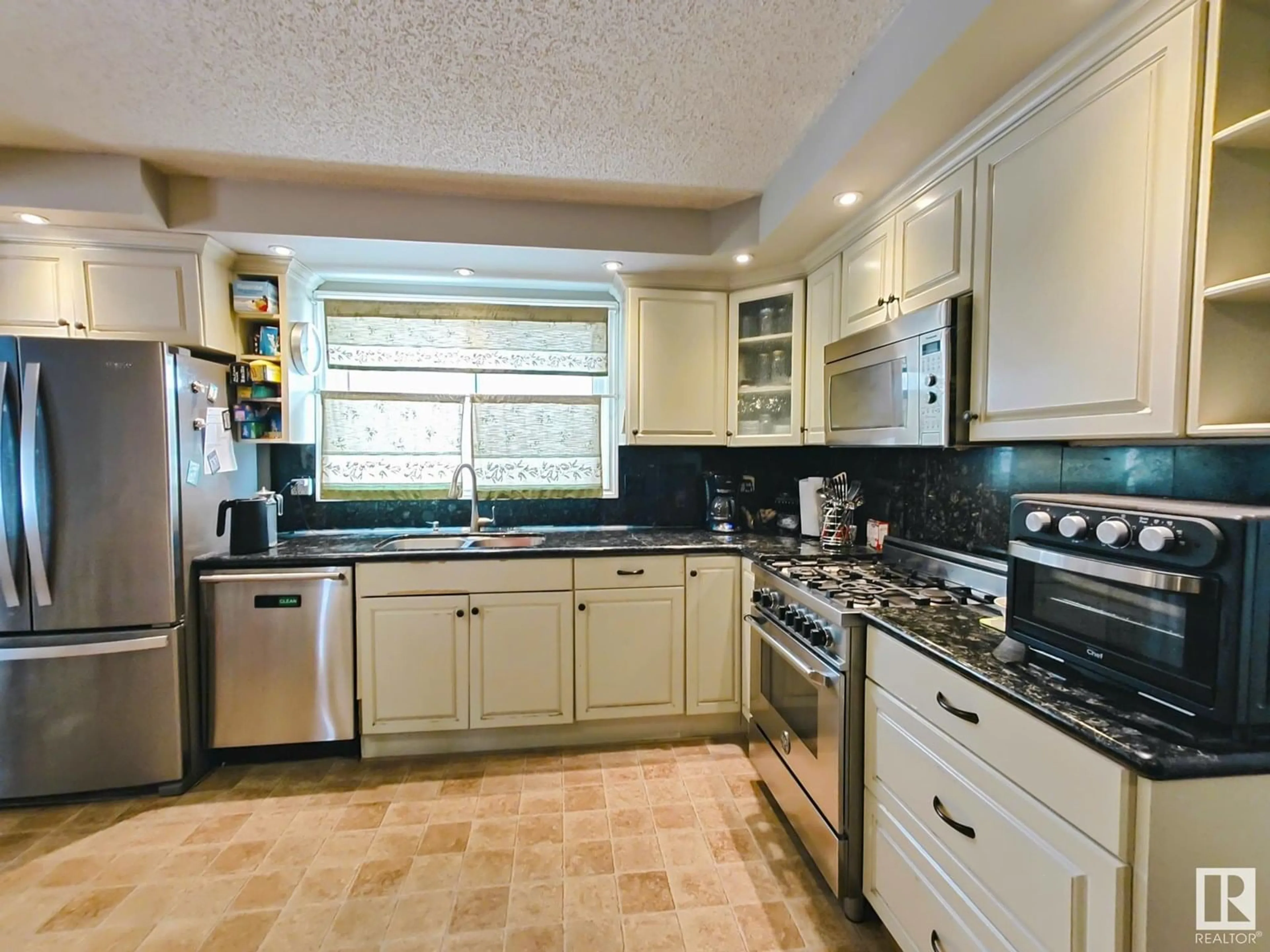 Standard kitchen, ceramic/tile floor for 10420 18 AV, Edmonton Alberta T6J4Z7