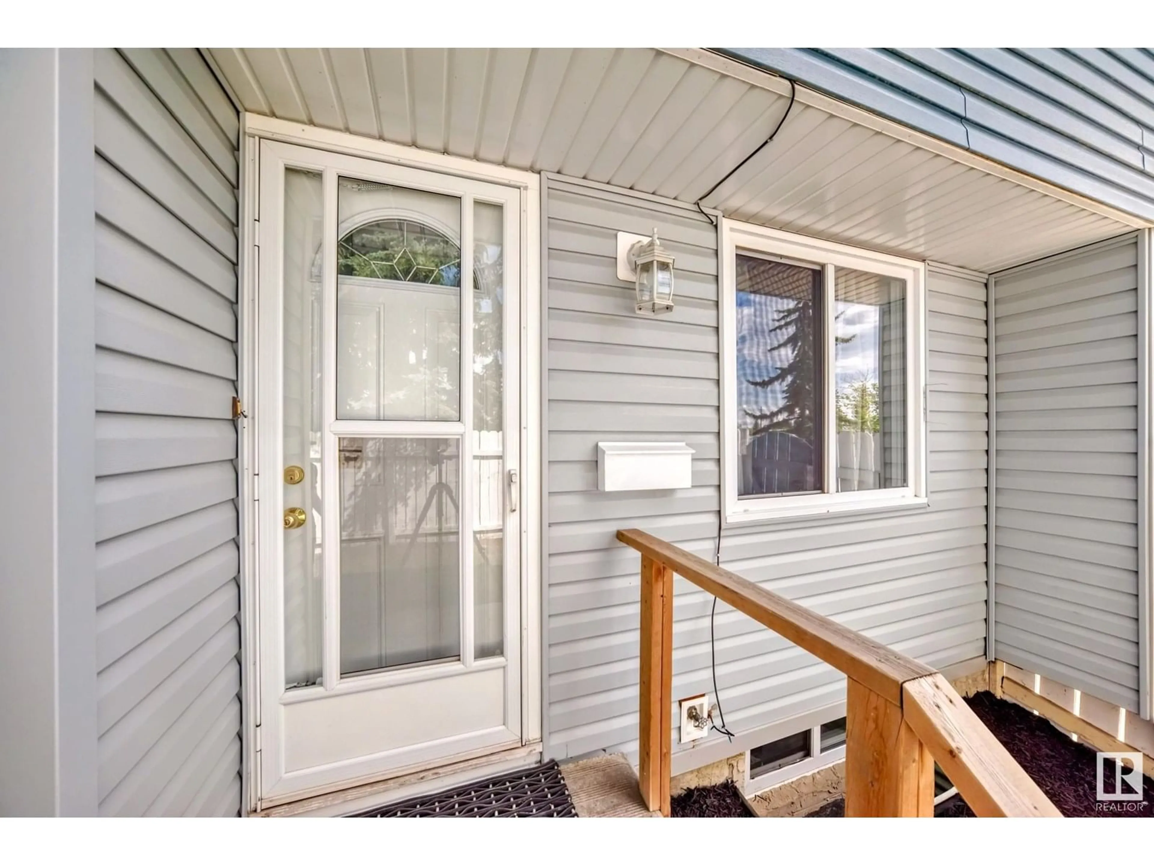 Indoor entryway for #100 - 14707 53 AV, Edmonton Alberta T6H5C9