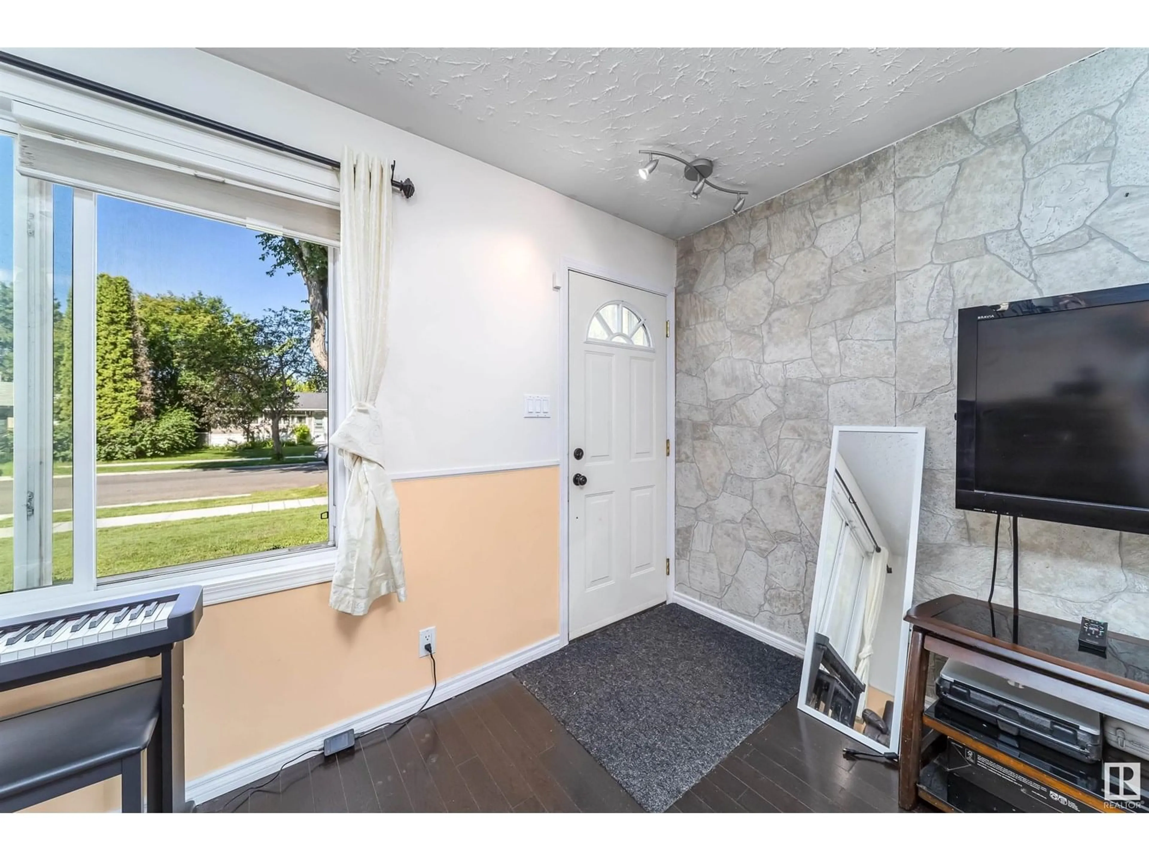Indoor entryway for 13027 125 ST NW, Edmonton Alberta T5L0V5