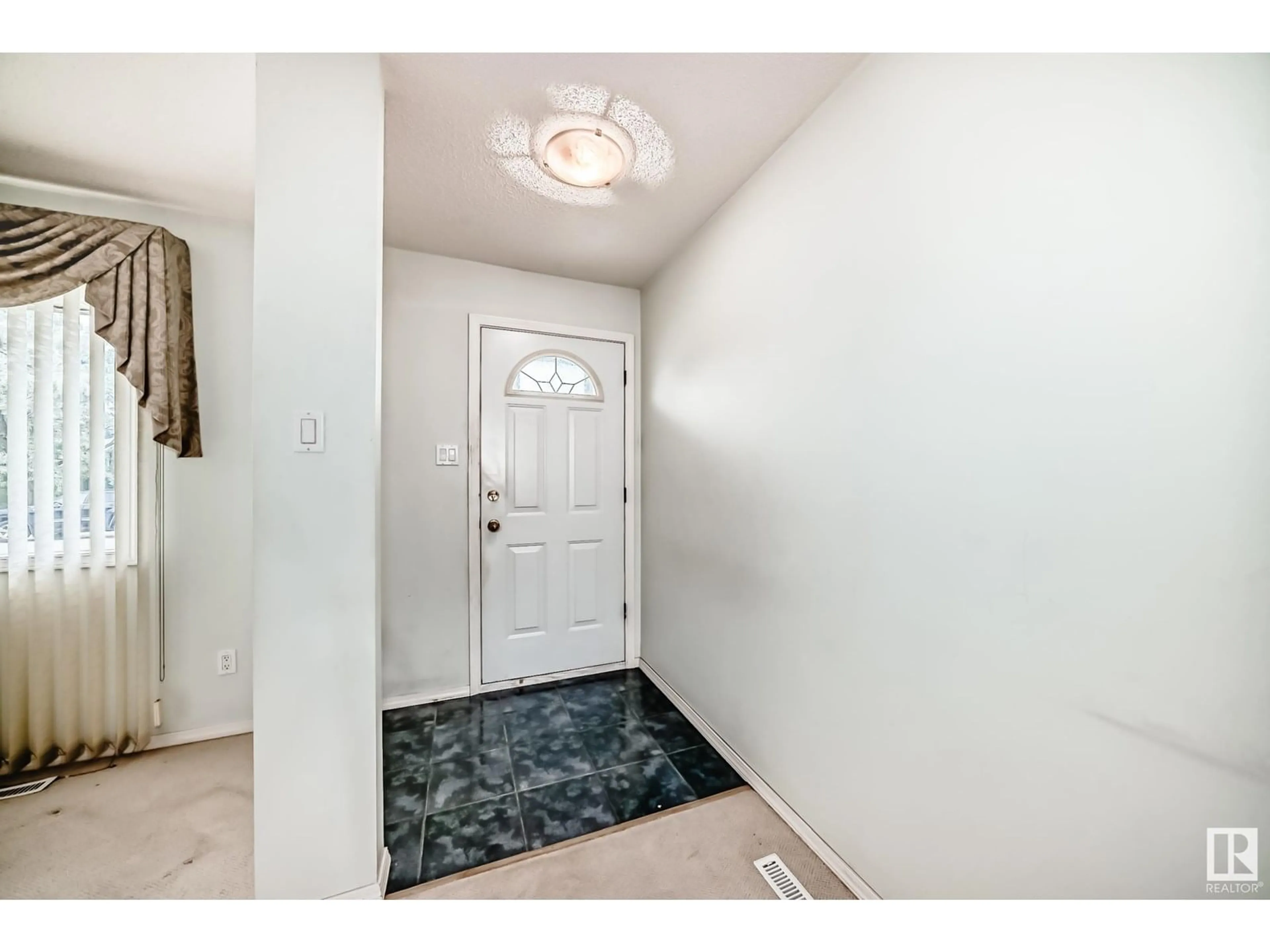 Indoor entryway for 8907 138 AV, Edmonton Alberta T5E2A7