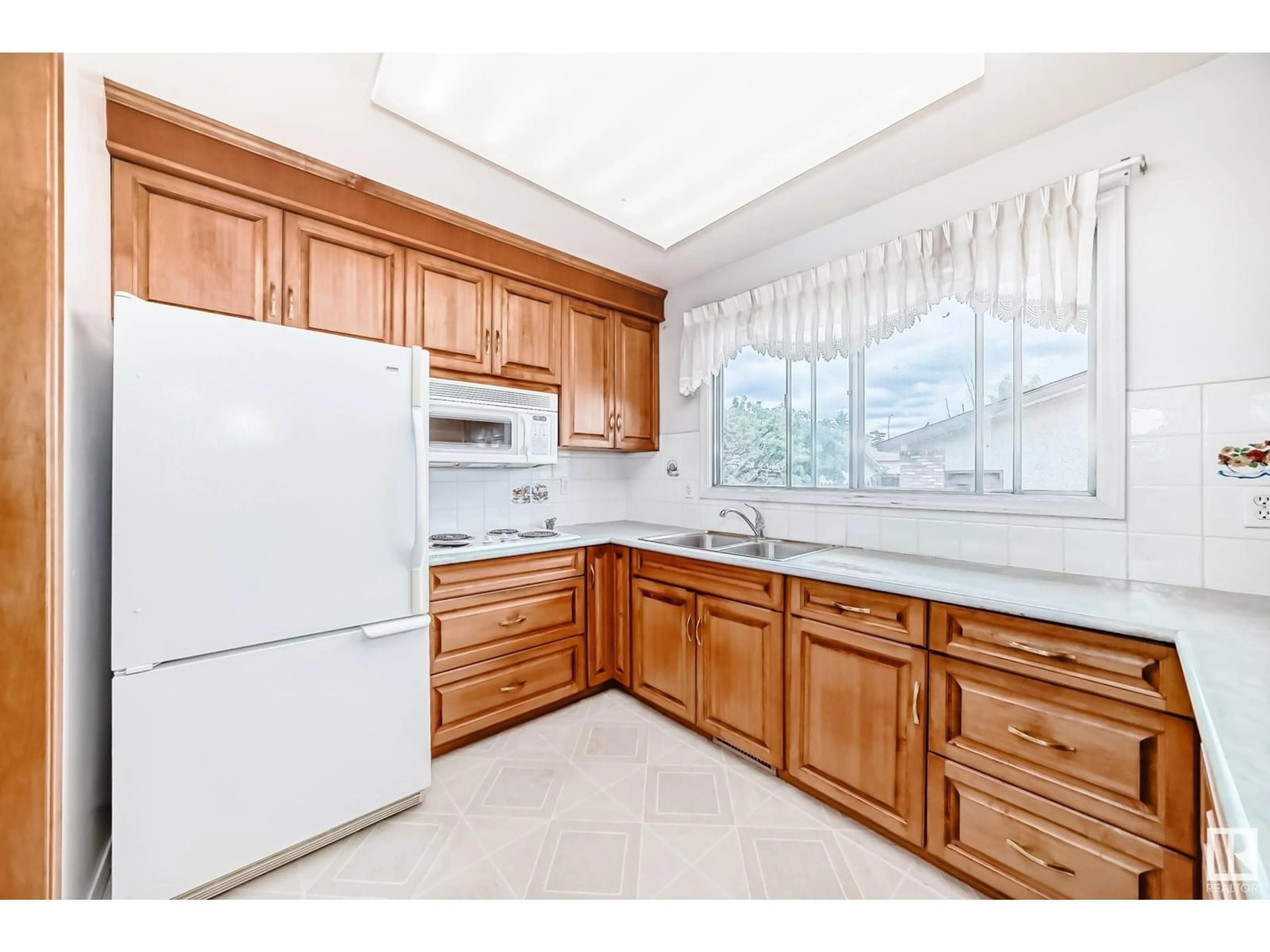 Standard kitchen, unknown for 8907 138 AV, Edmonton Alberta T5E2A7