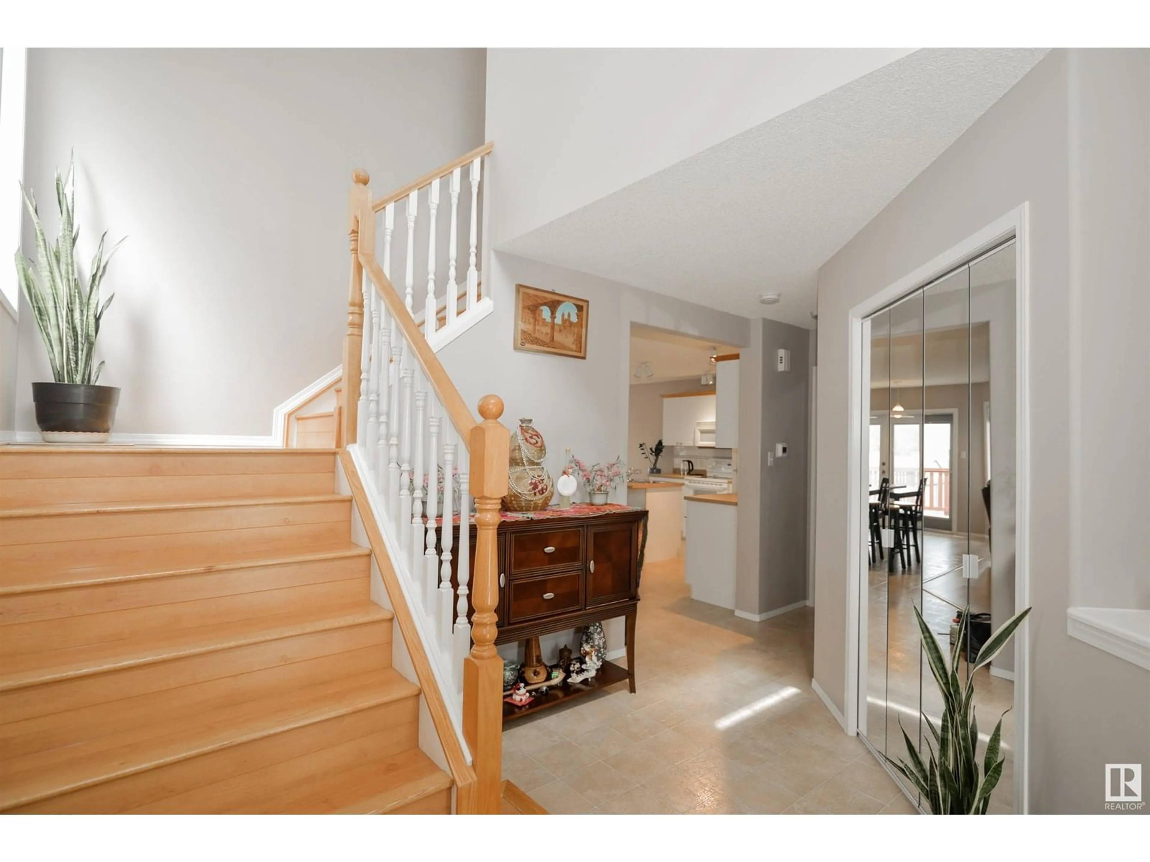 Indoor entryway for 608 BECK CL, Edmonton Alberta T6J6X2