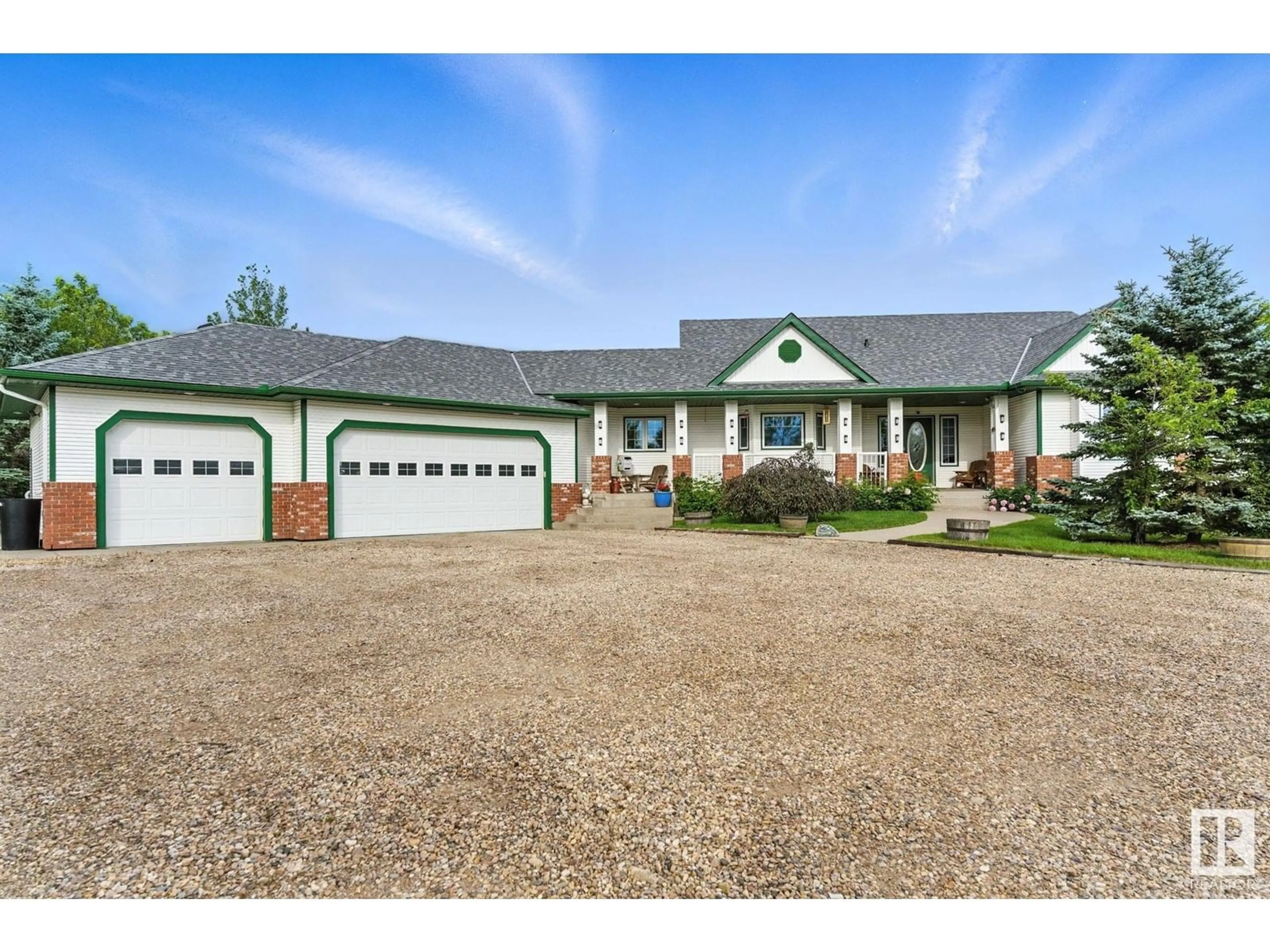 A pic from outside/outdoor area/front of a property/back of a property/a pic from drone, unknown for 49317 RGE ROAD 245, Rural Leduc County Alberta T4X2P8