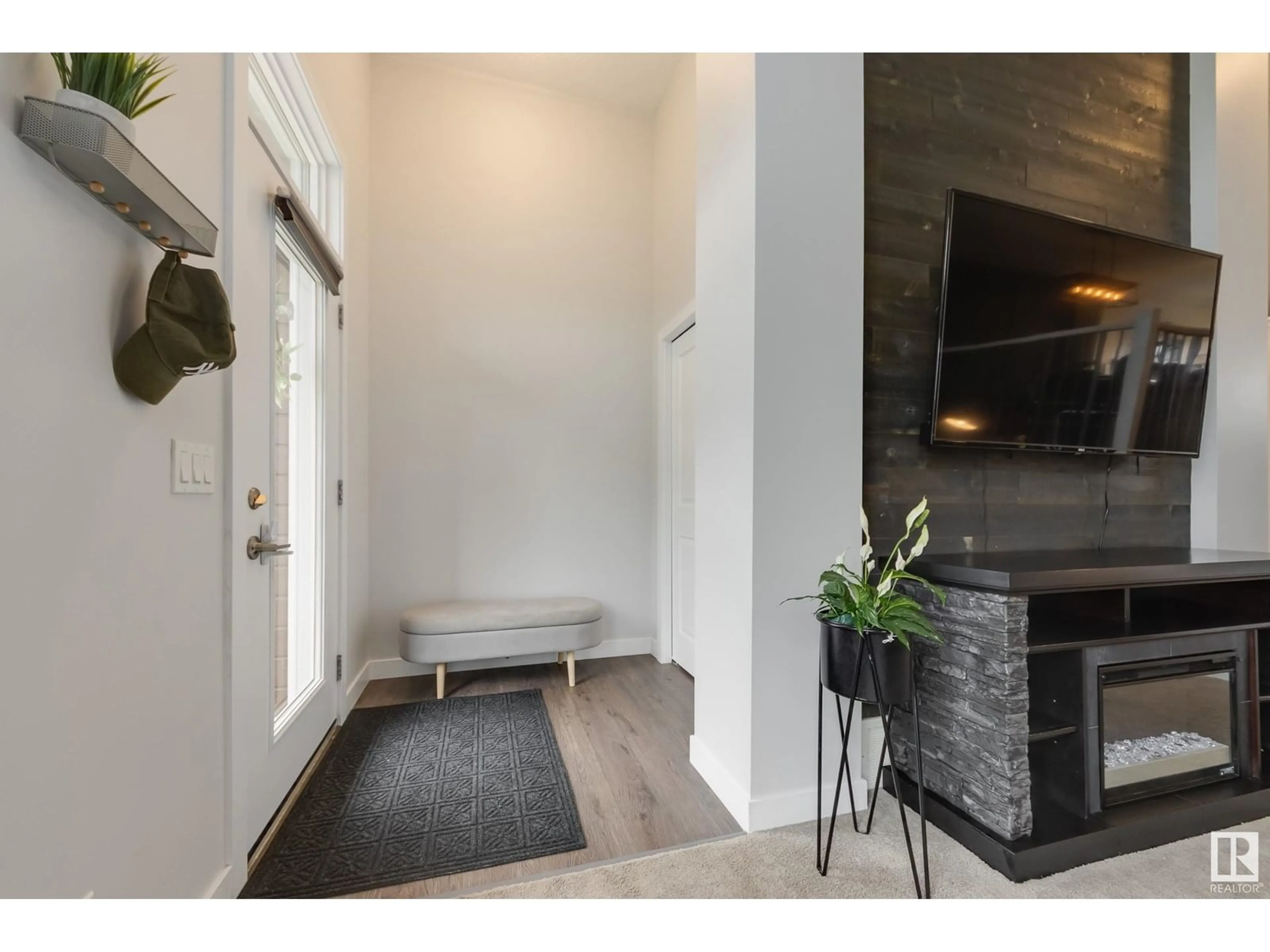 Indoor entryway for 631 36 ST, Edmonton Alberta T6X2G5