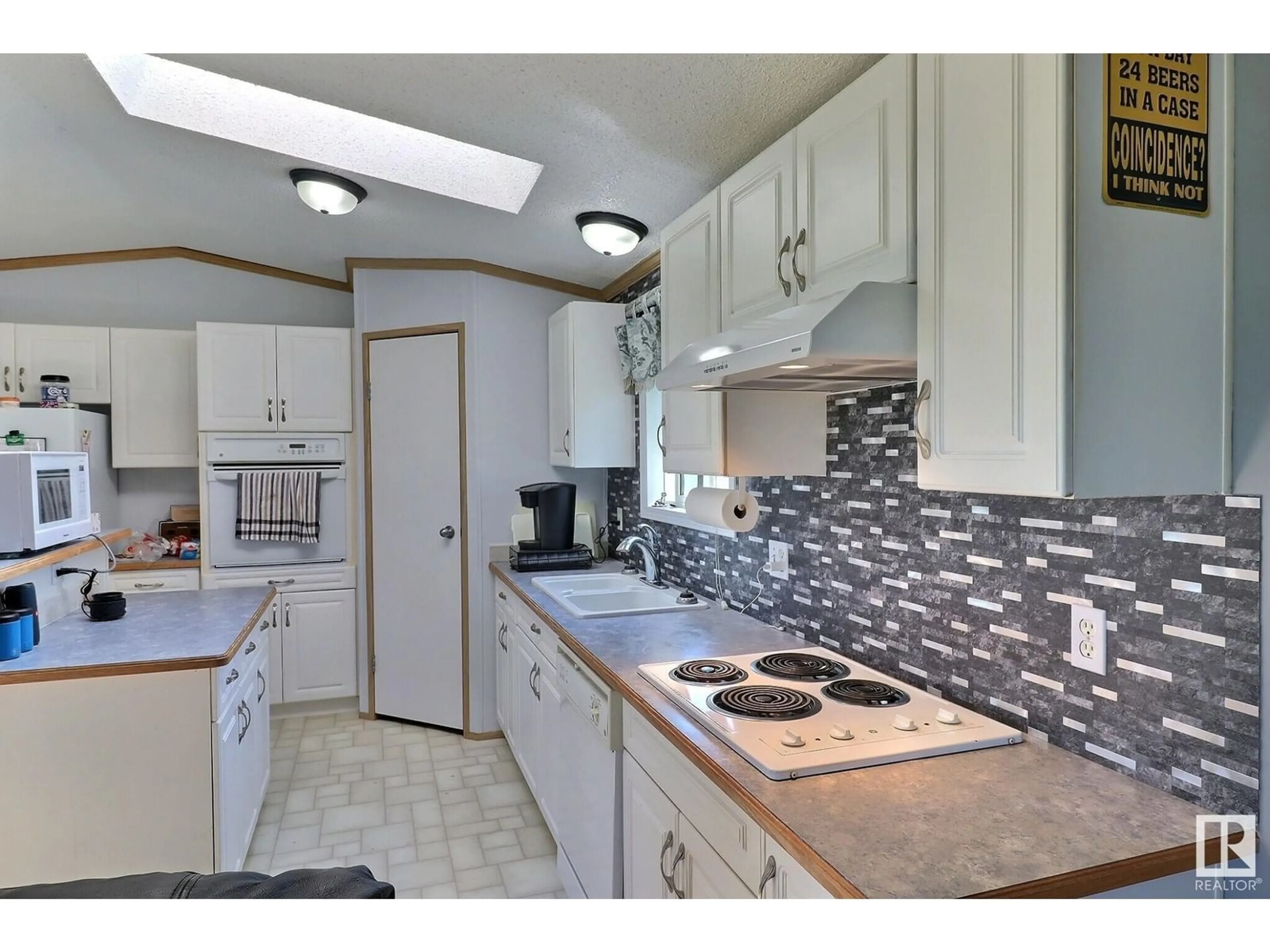 Standard kitchen, ceramic/tile floor for 308 EVERGREEN PA, Edmonton Alberta T5Y4M2