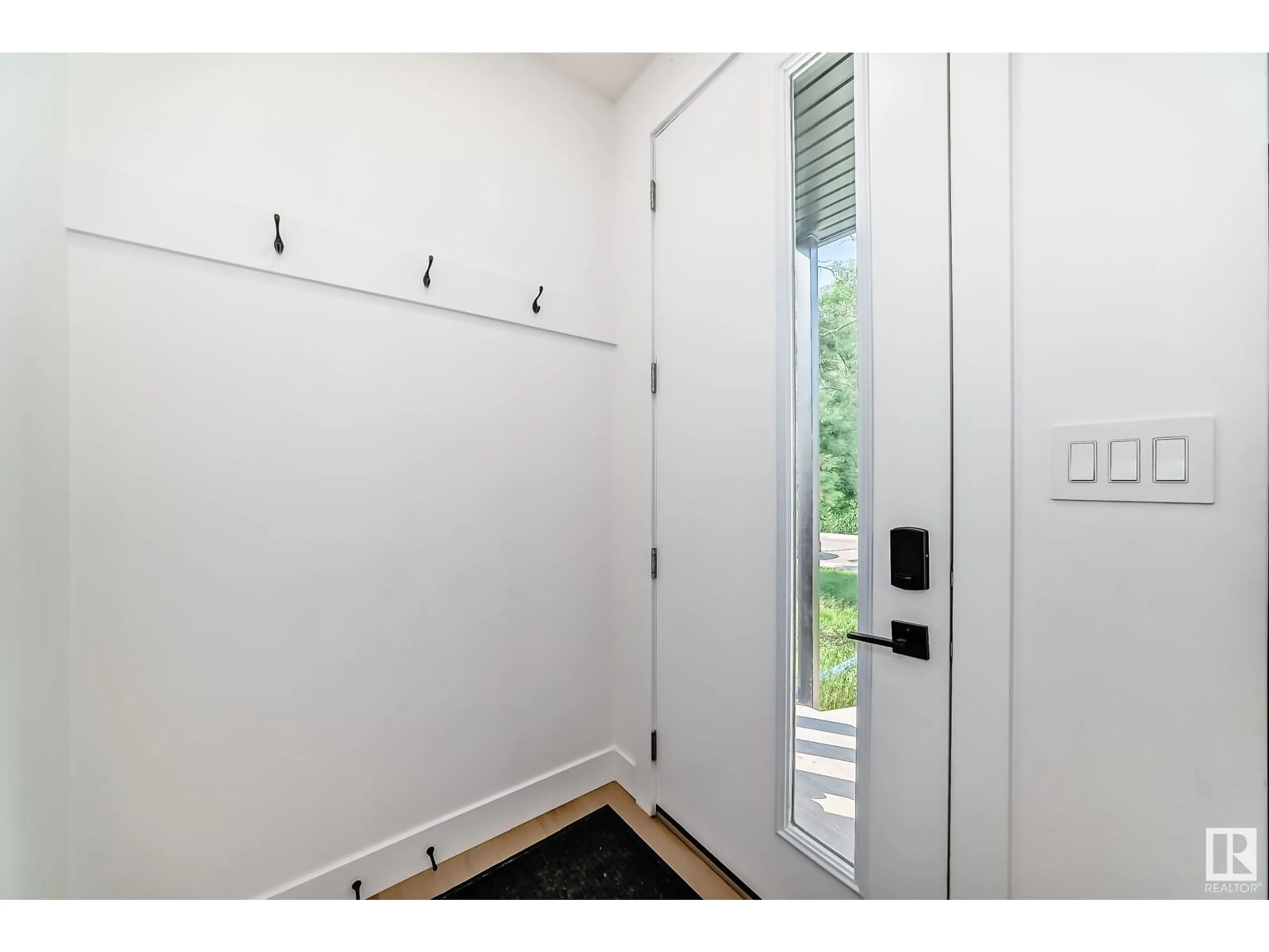 Indoor entryway for 11537 80 AV, Edmonton Alberta T6G0R7