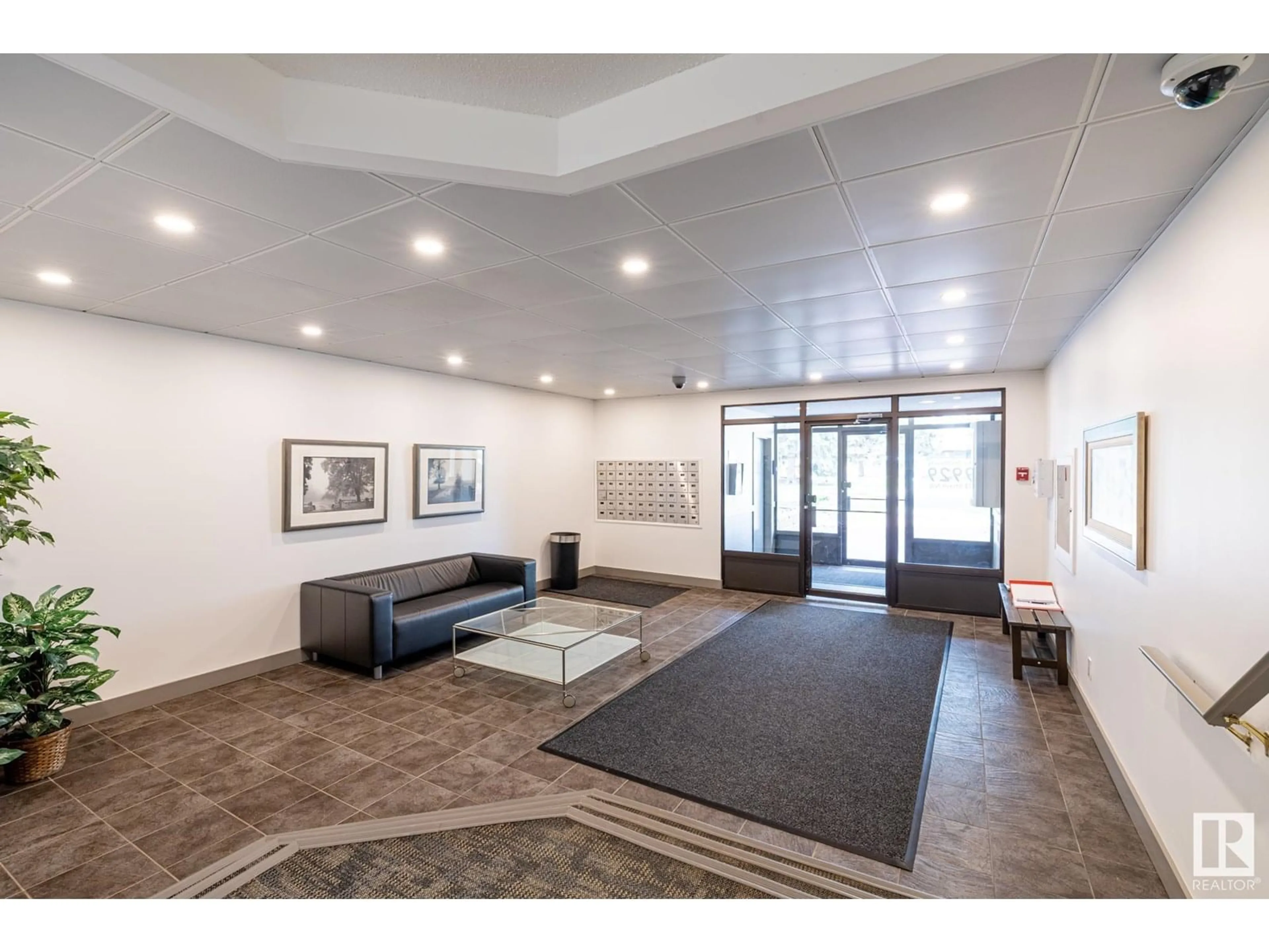 Indoor foyer for #202 - 9929 113 ST, Edmonton Alberta T5K2N9