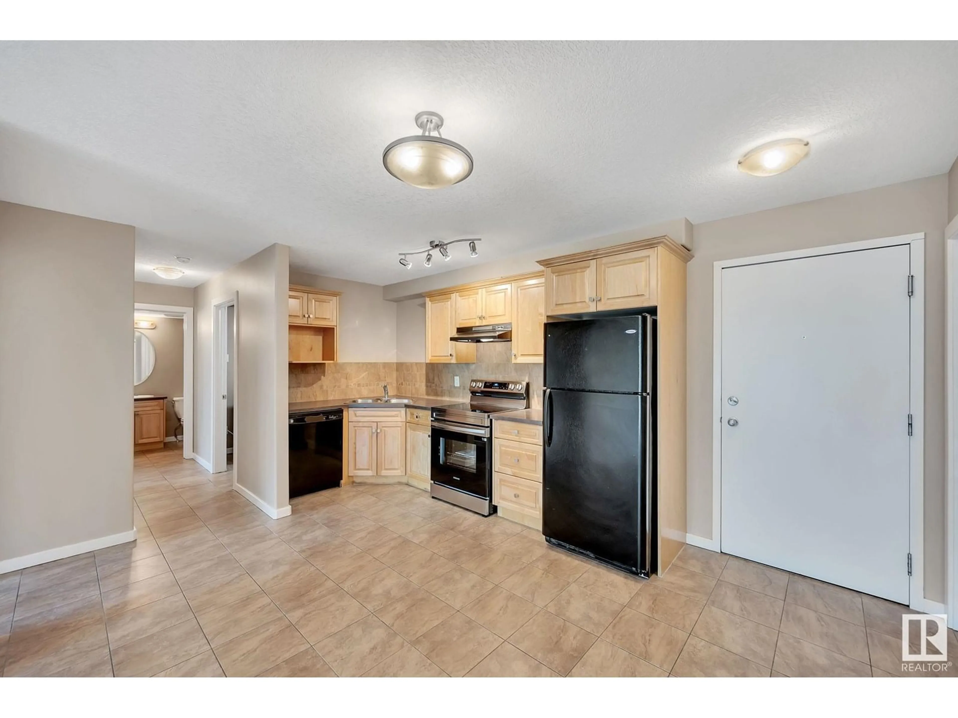 Standard kitchen, ceramic/tile floor for 304 - 11935 106ST NW, Edmonton Alberta T5G2R4