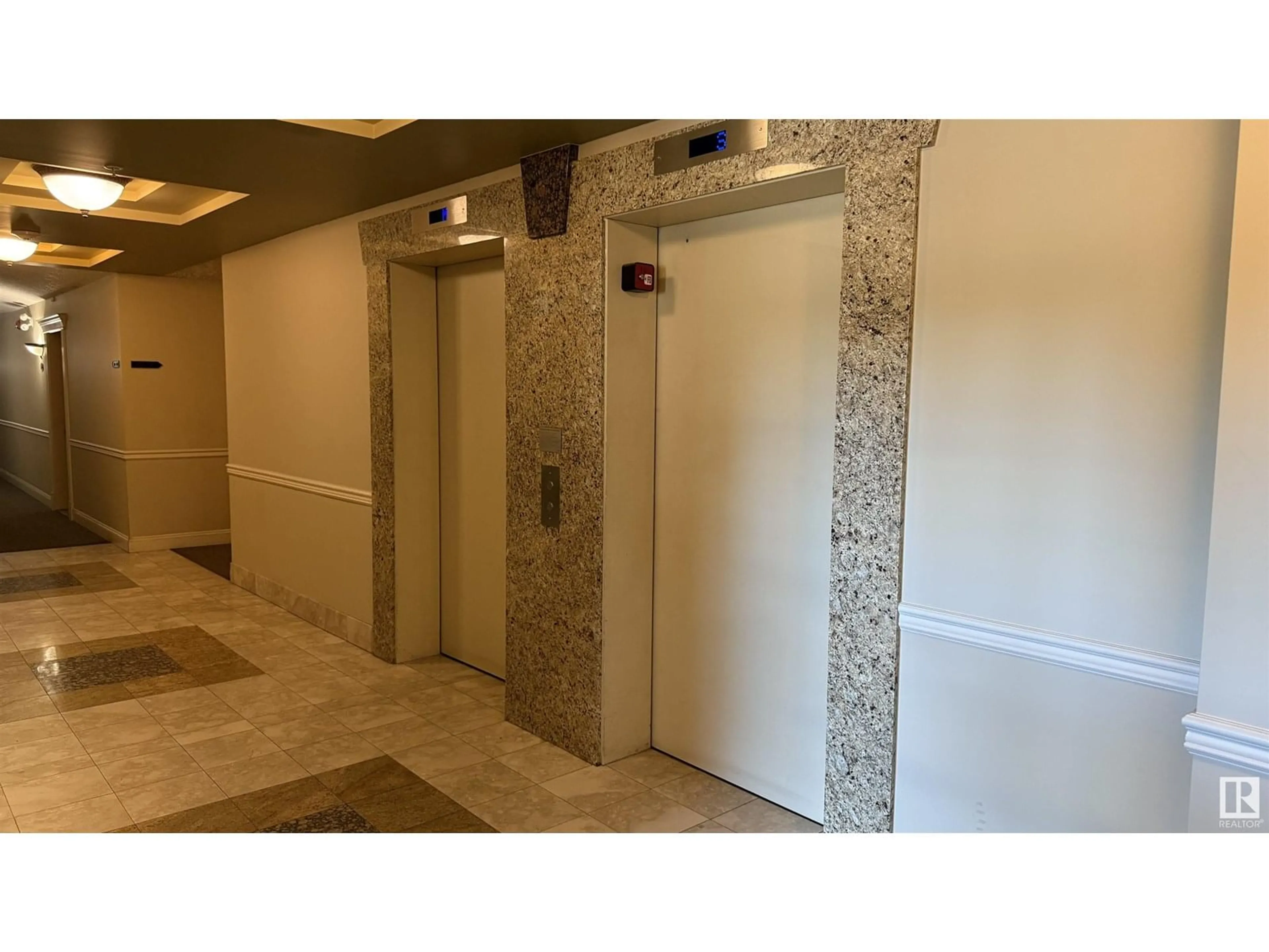 Indoor foyer for 10333 112 ST, Edmonton Alberta T5K0B4
