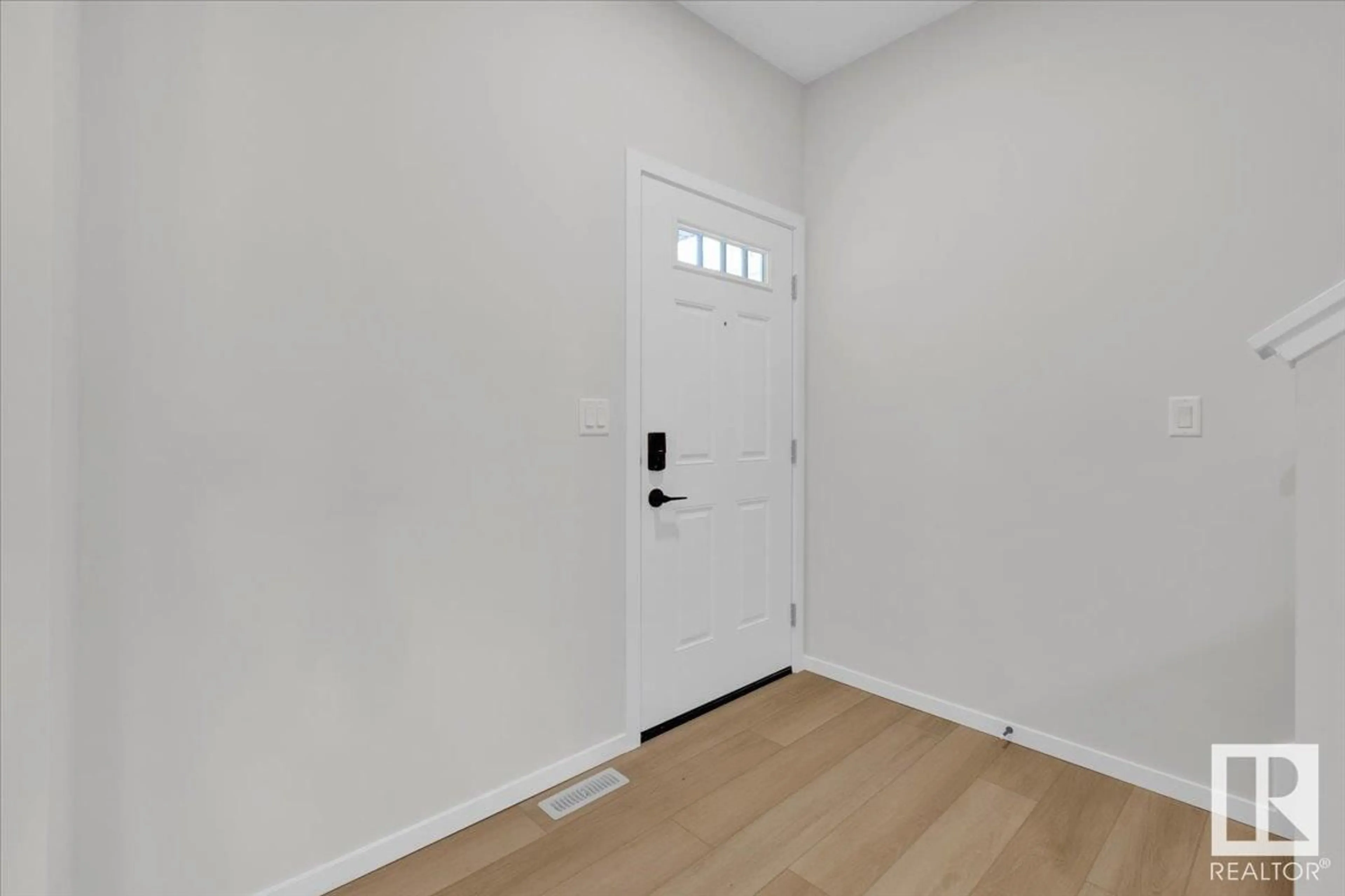 Indoor entryway for 1142 SOUTH CREEK WD, Stony Plain Alberta T7Z0J9