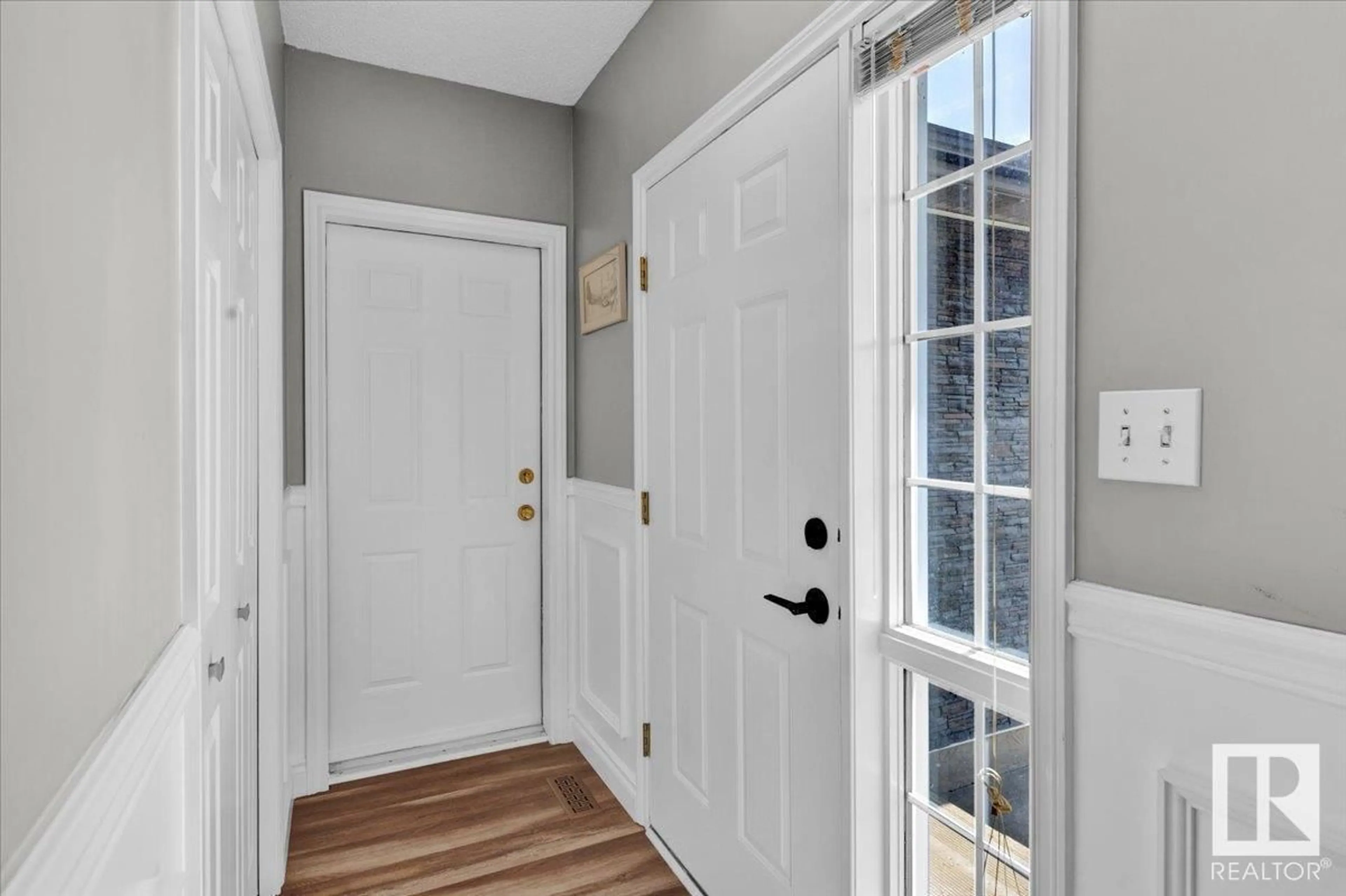Indoor entryway for 56 LUNNON DR, Gibbons Alberta T0A1N0