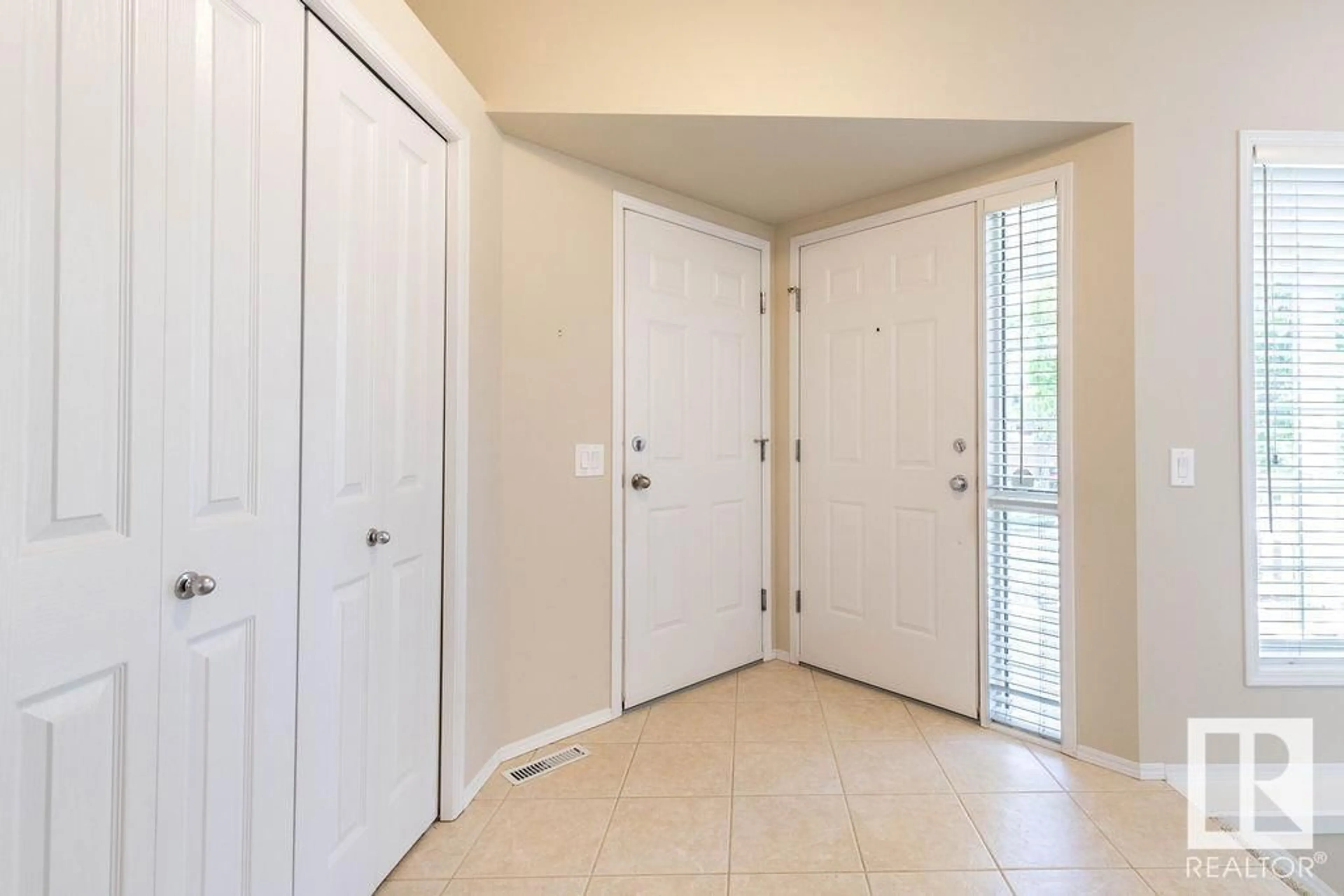Indoor entryway for 34 DARTMOUTH CR, St. Albert Alberta T8N6S4