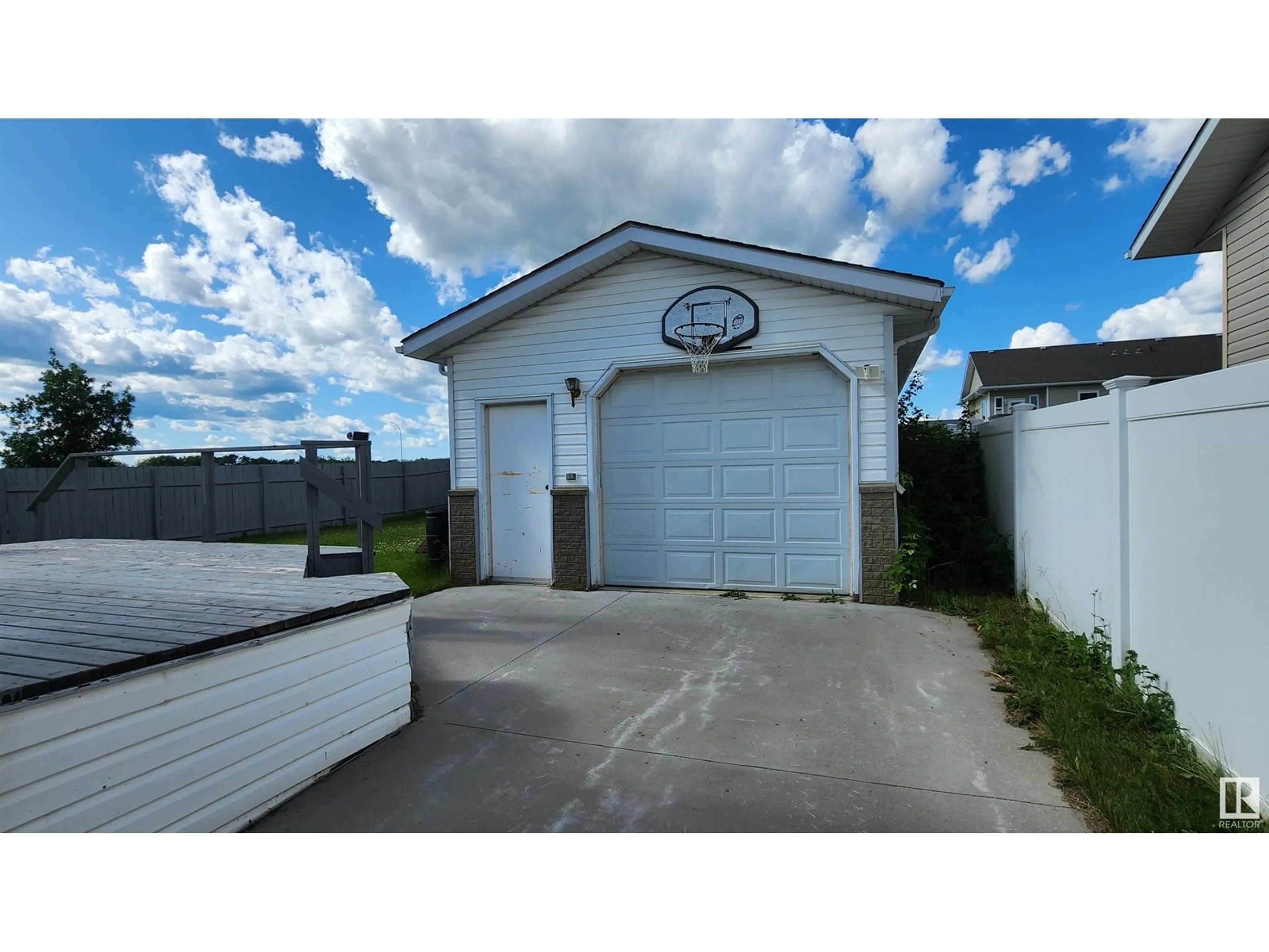Indoor garage for 5122 59 AV, Elk Point Alberta T0A1A0