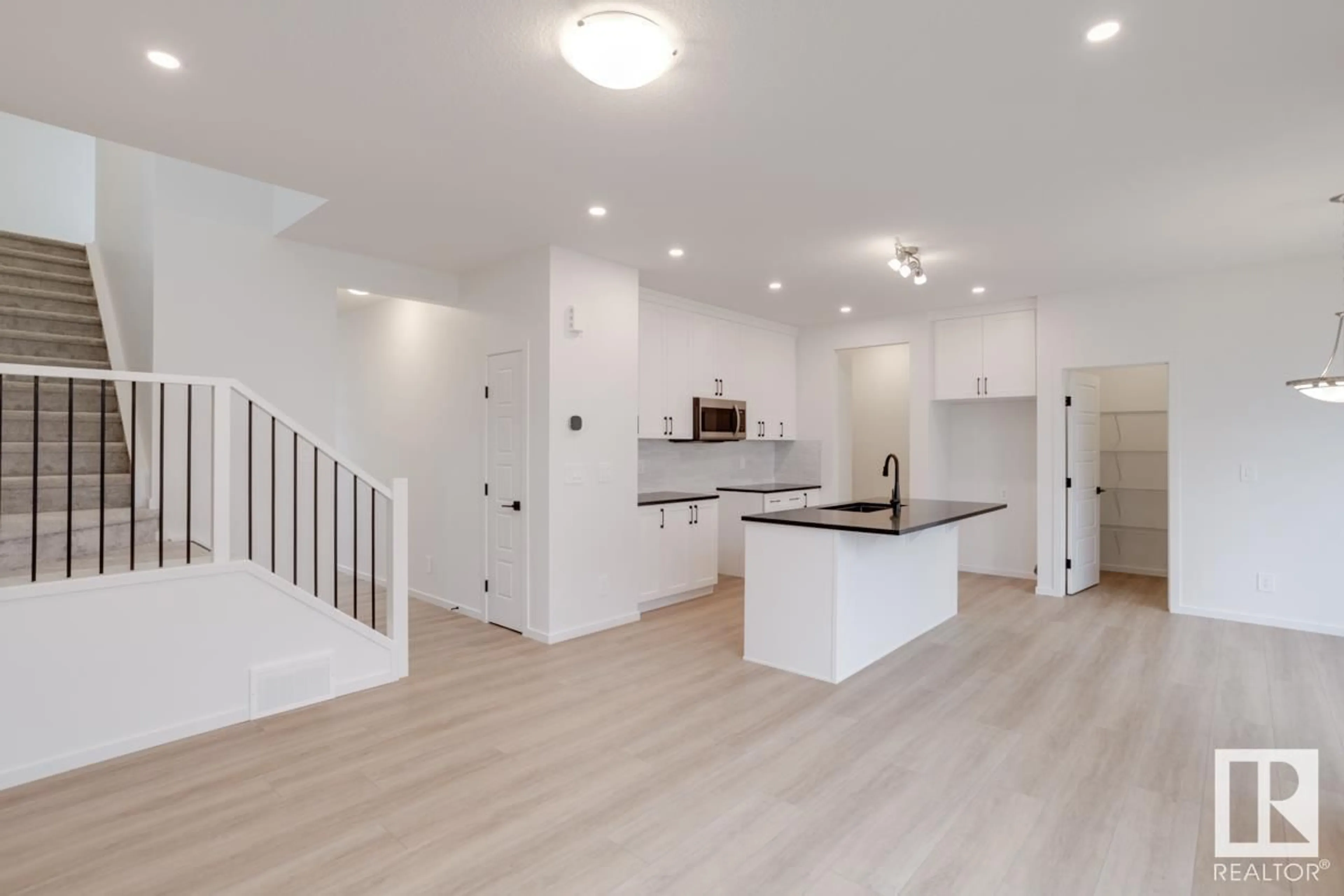 Open concept kitchen, unknown for 1038 WOLF WILLOW WY, Sherwood Park Alberta T8H3B3