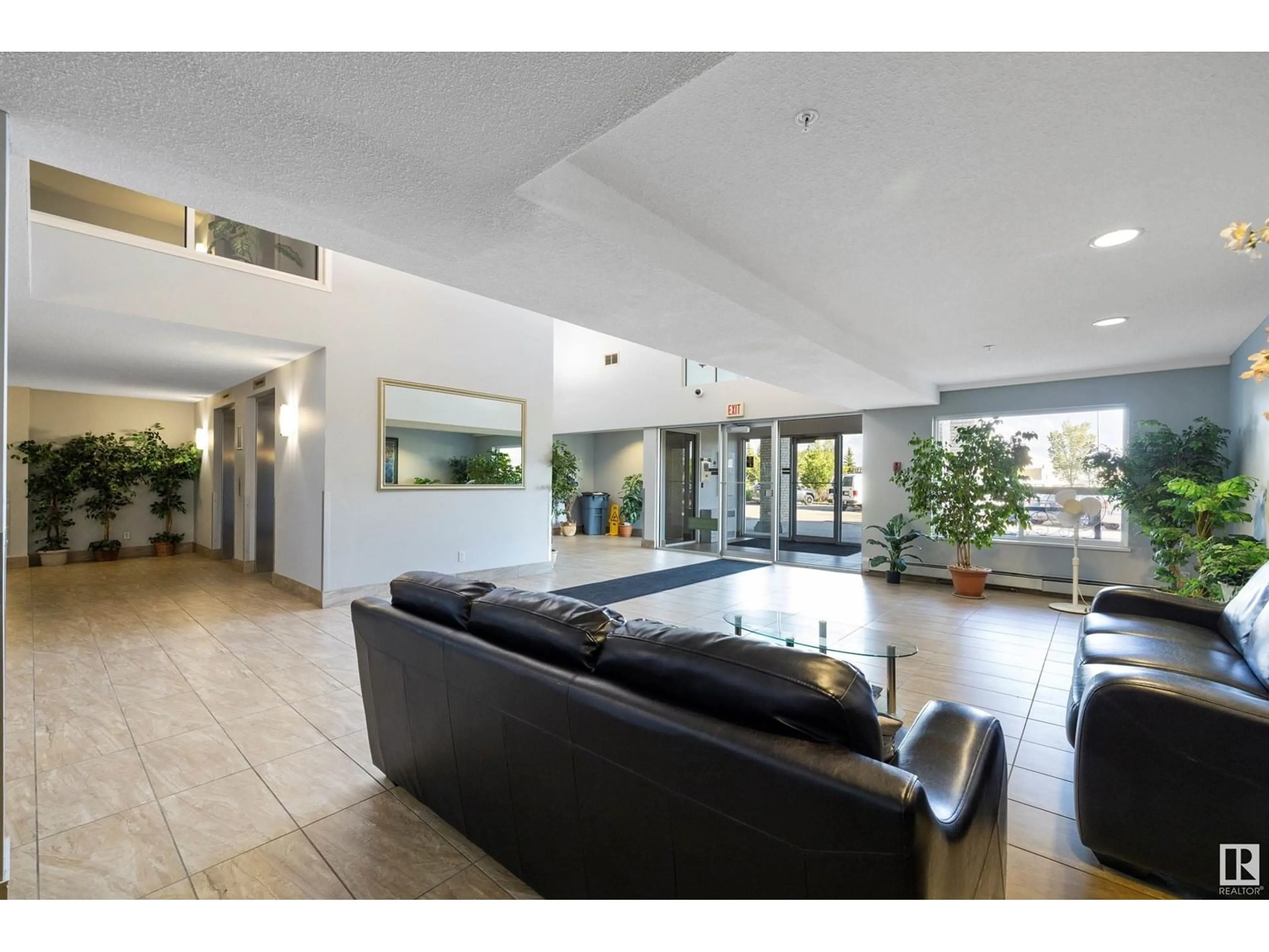 Indoor foyer for 326 17404 64 AV NW, Edmonton Alberta T5T6X4