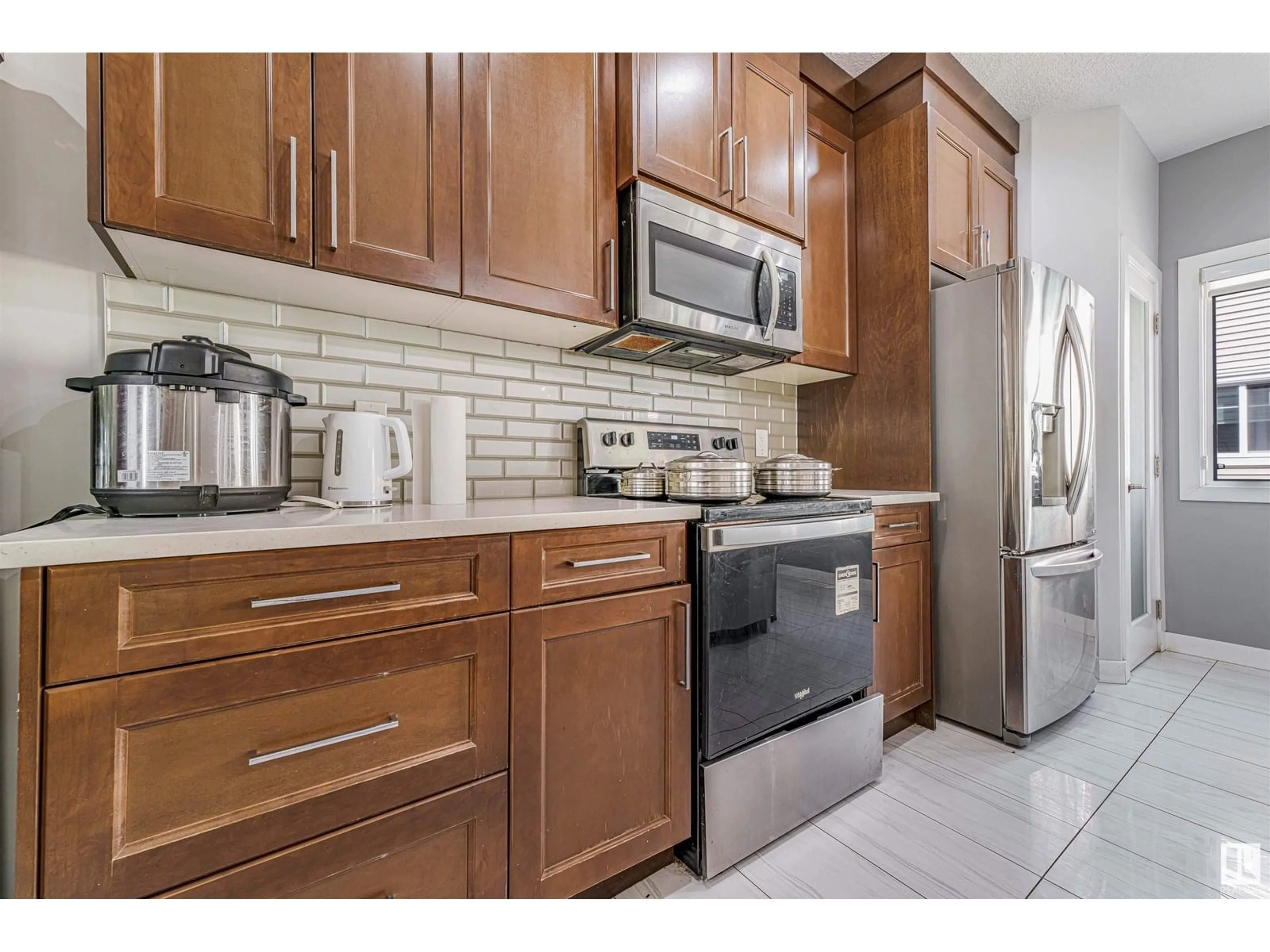 Standard kitchen, ceramic/tile floor for 2803 - 20 14 AV, Edmonton Alberta T6T2K4