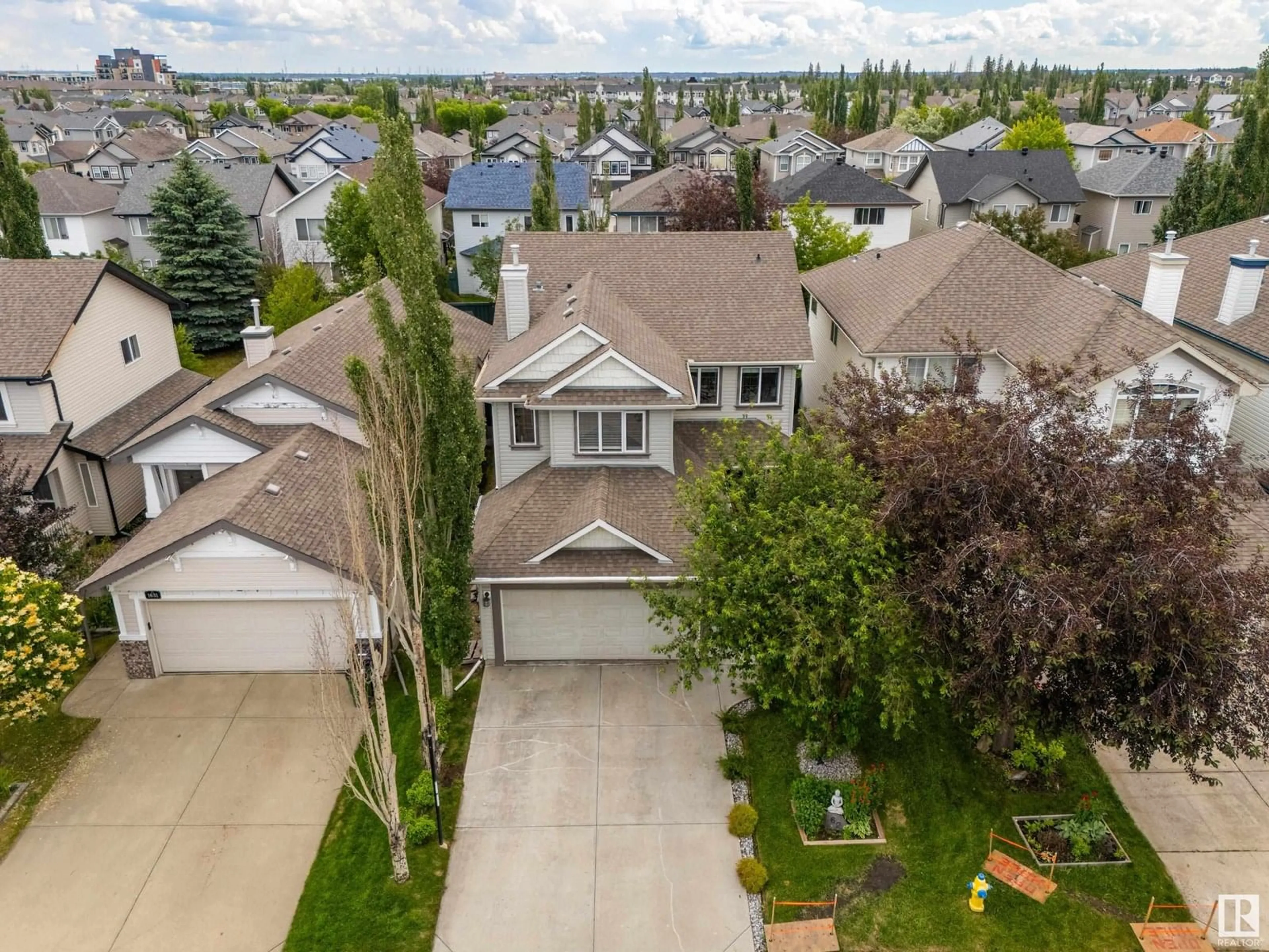 A pic from outside/outdoor area/front of a property/back of a property/a pic from drone, street for 1629 ROBERTSON CL, Edmonton Alberta T6W1K1