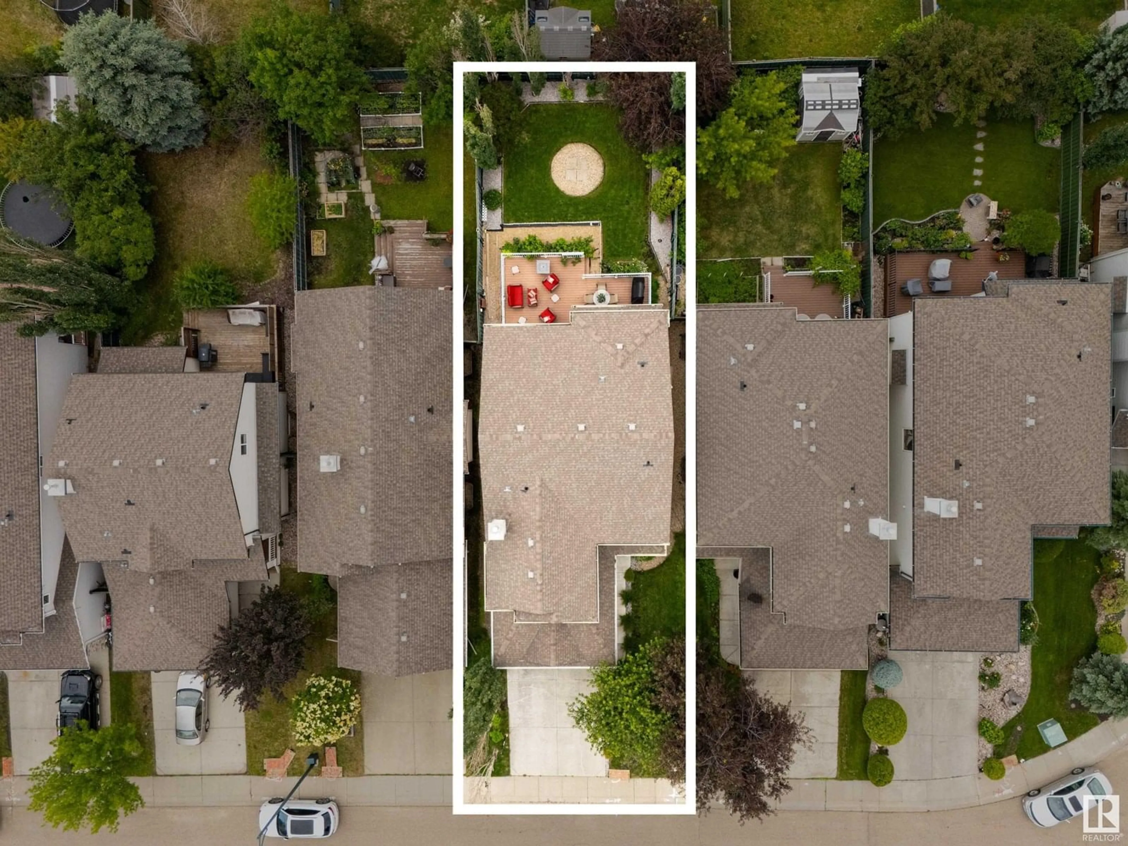 A pic from outside/outdoor area/front of a property/back of a property/a pic from drone, street for 1629 ROBERTSON CL, Edmonton Alberta T6W1K1