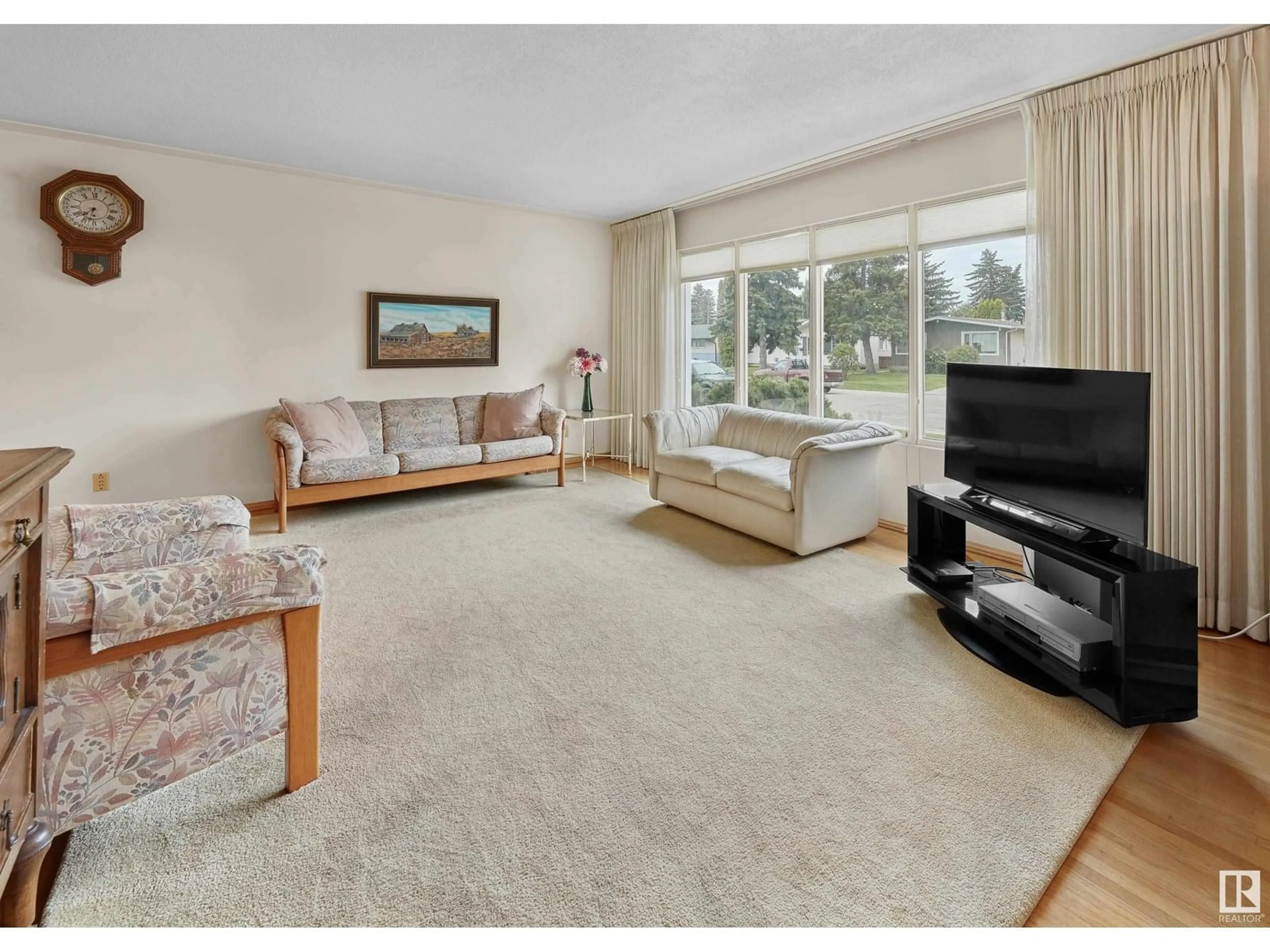 Living room with furniture, carpet floor for NW - 15712 91 AV, Edmonton Alberta T5R5A1