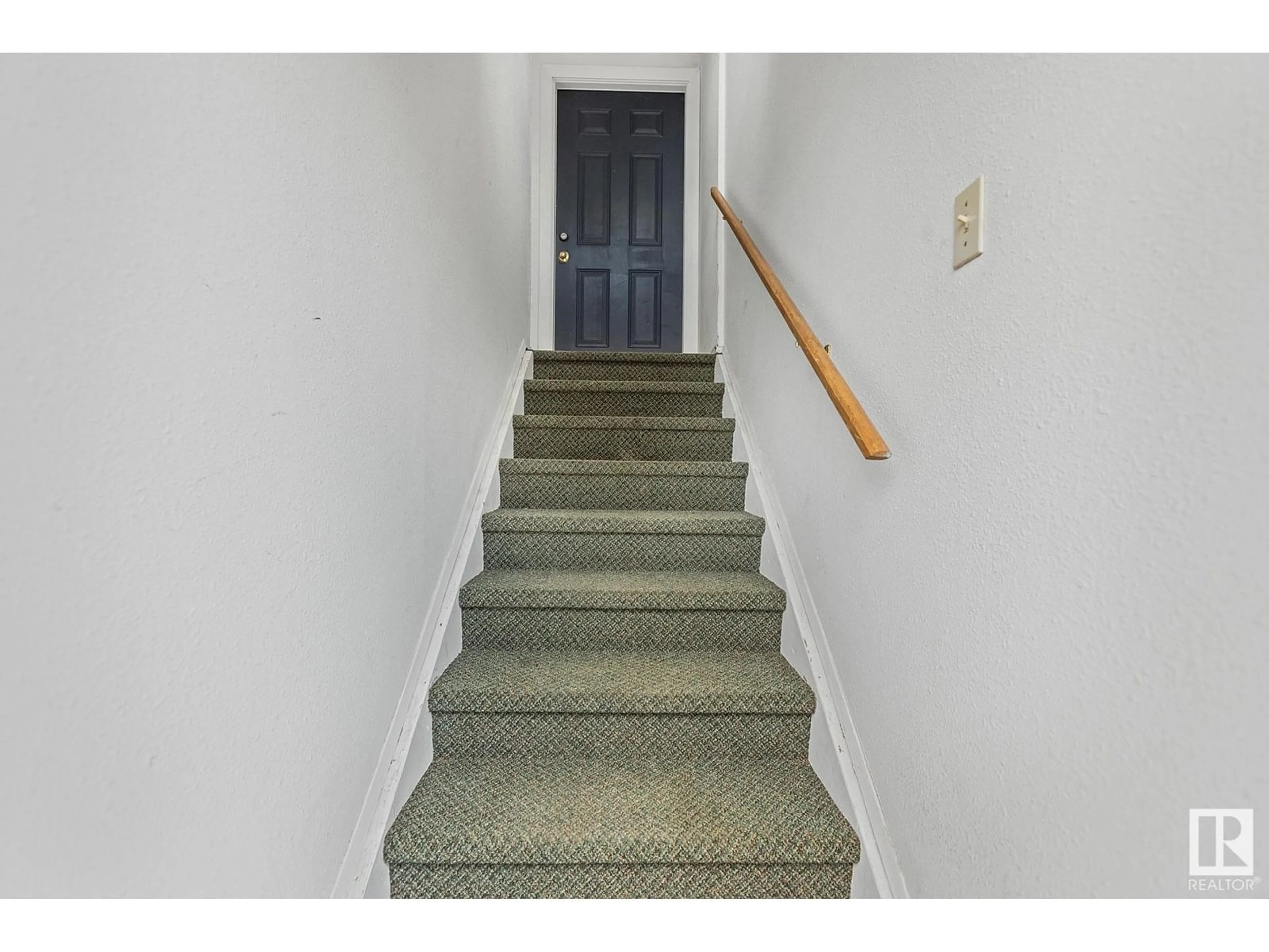Stairs for 323 - 10404 24 AV, Edmonton Alberta T6J4J7