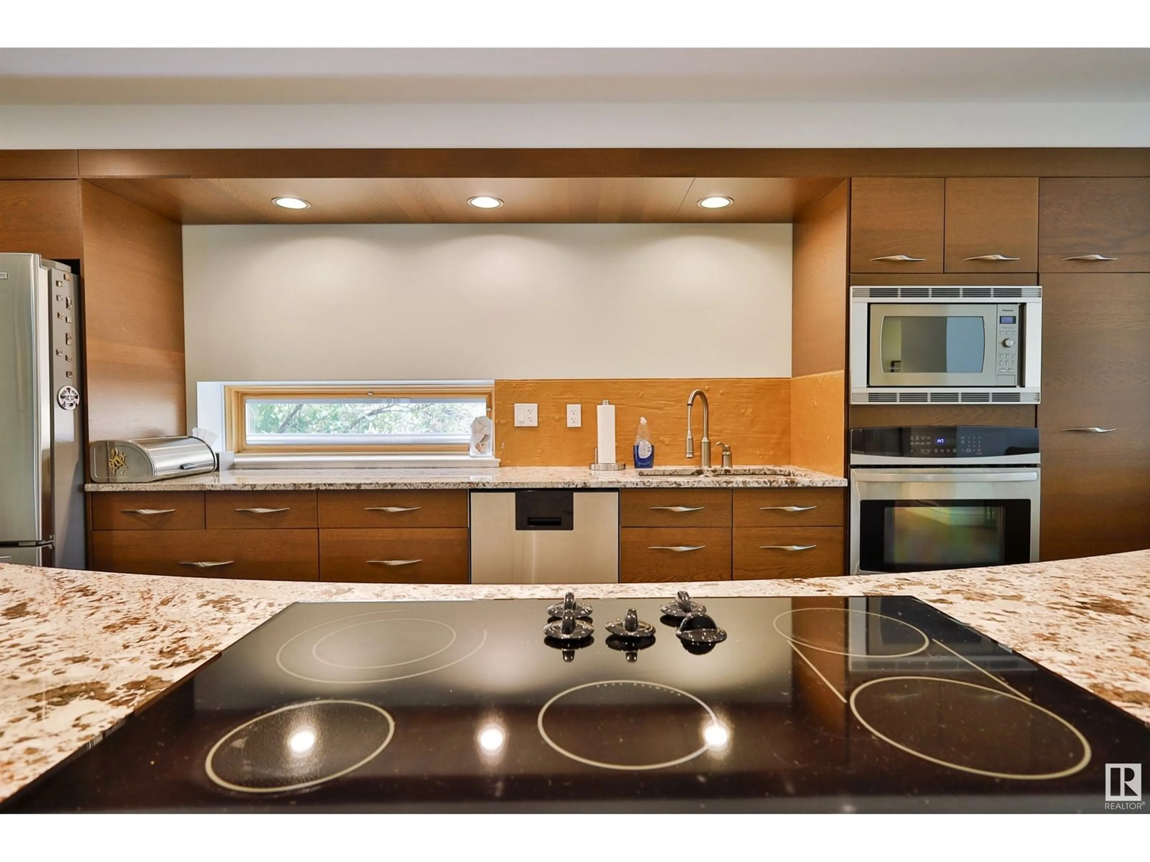 Contemporary kitchen, unknown for 11528 72 AV, Edmonton Alberta T6G0B8