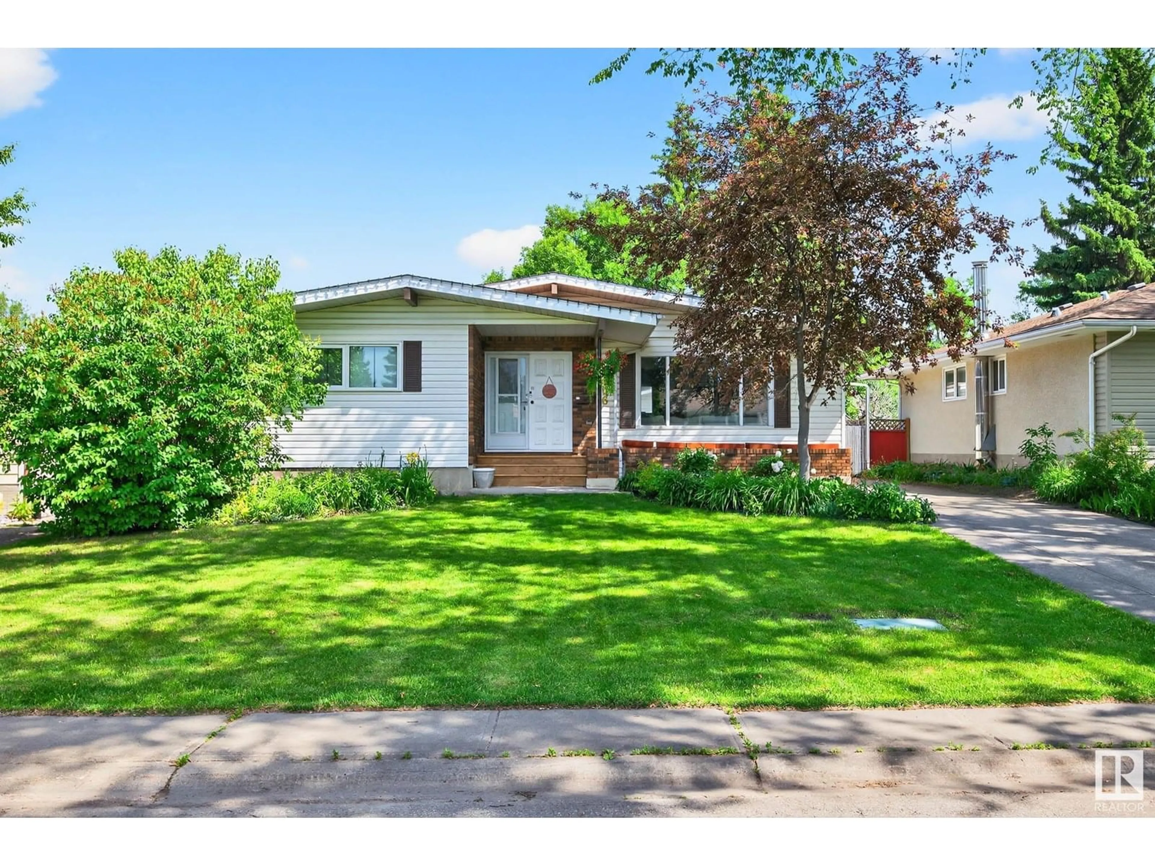 Home with vinyl exterior material, street for 1006 MOYER DR, Sherwood Park Alberta T8A1E6