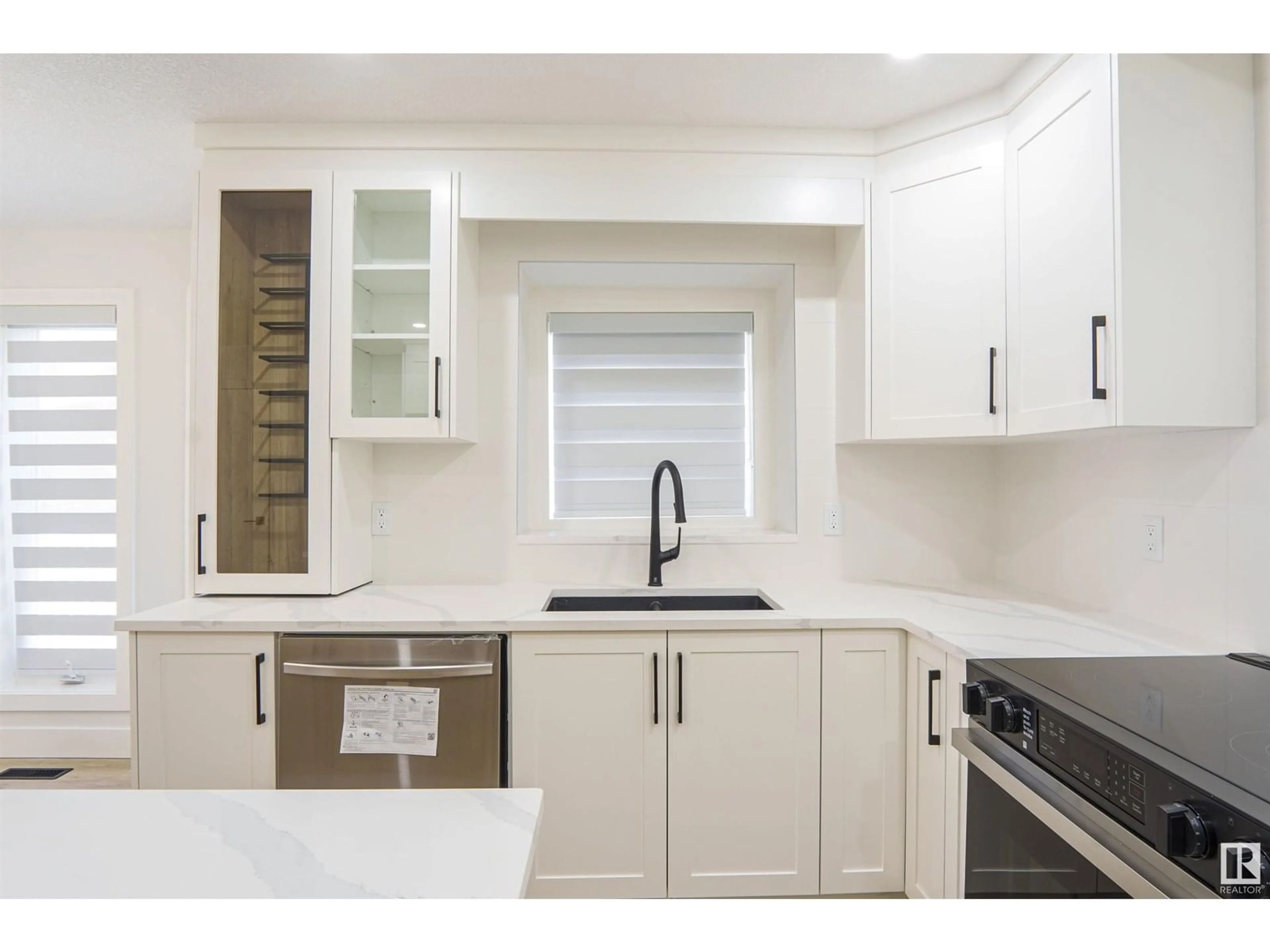 Standard kitchen, ceramic/tile floor for 370 HEATH RD, Edmonton Alberta T6R2T8