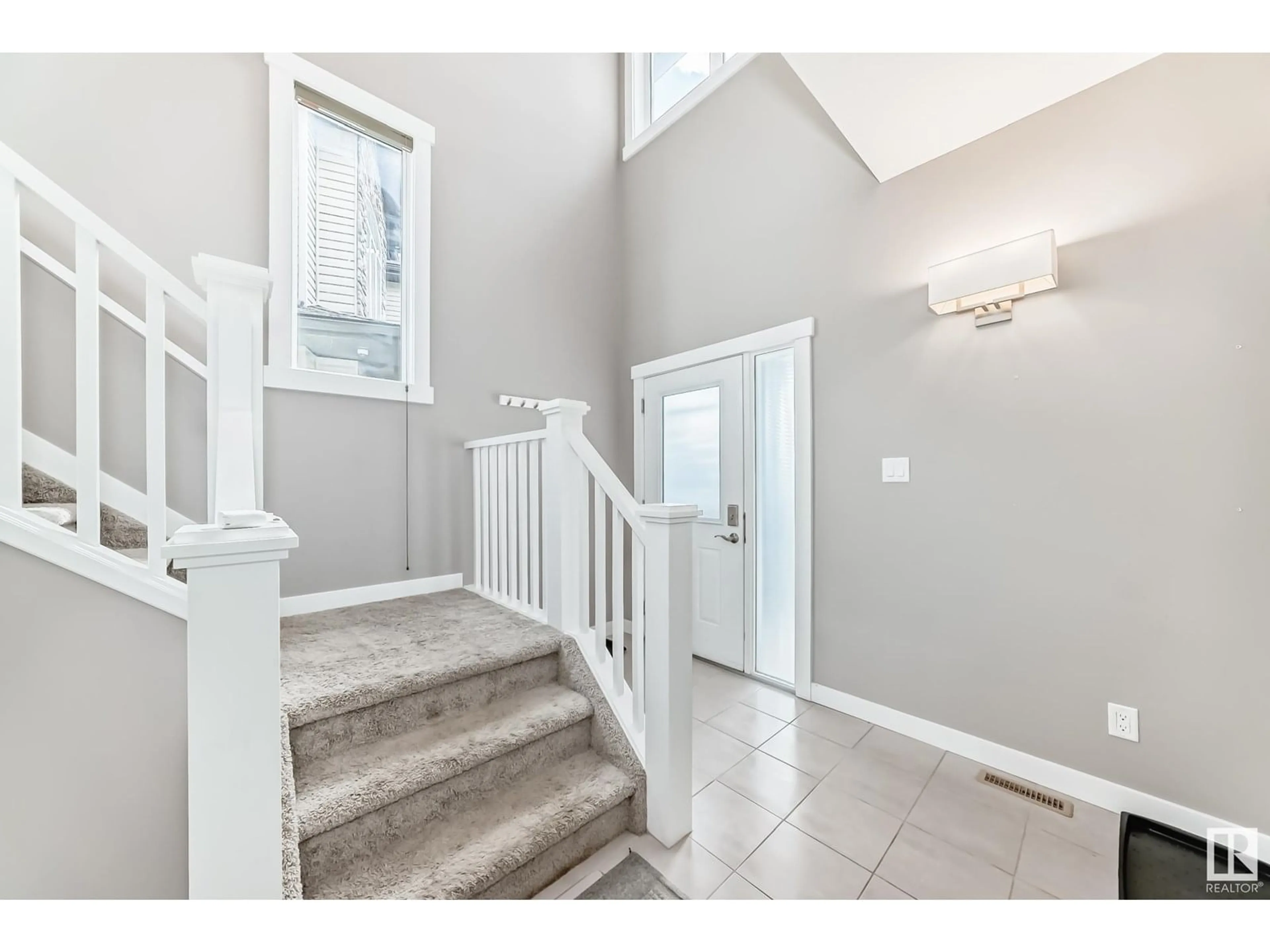 Indoor entryway for 723 57 ST, Edmonton Alberta T6X0G6