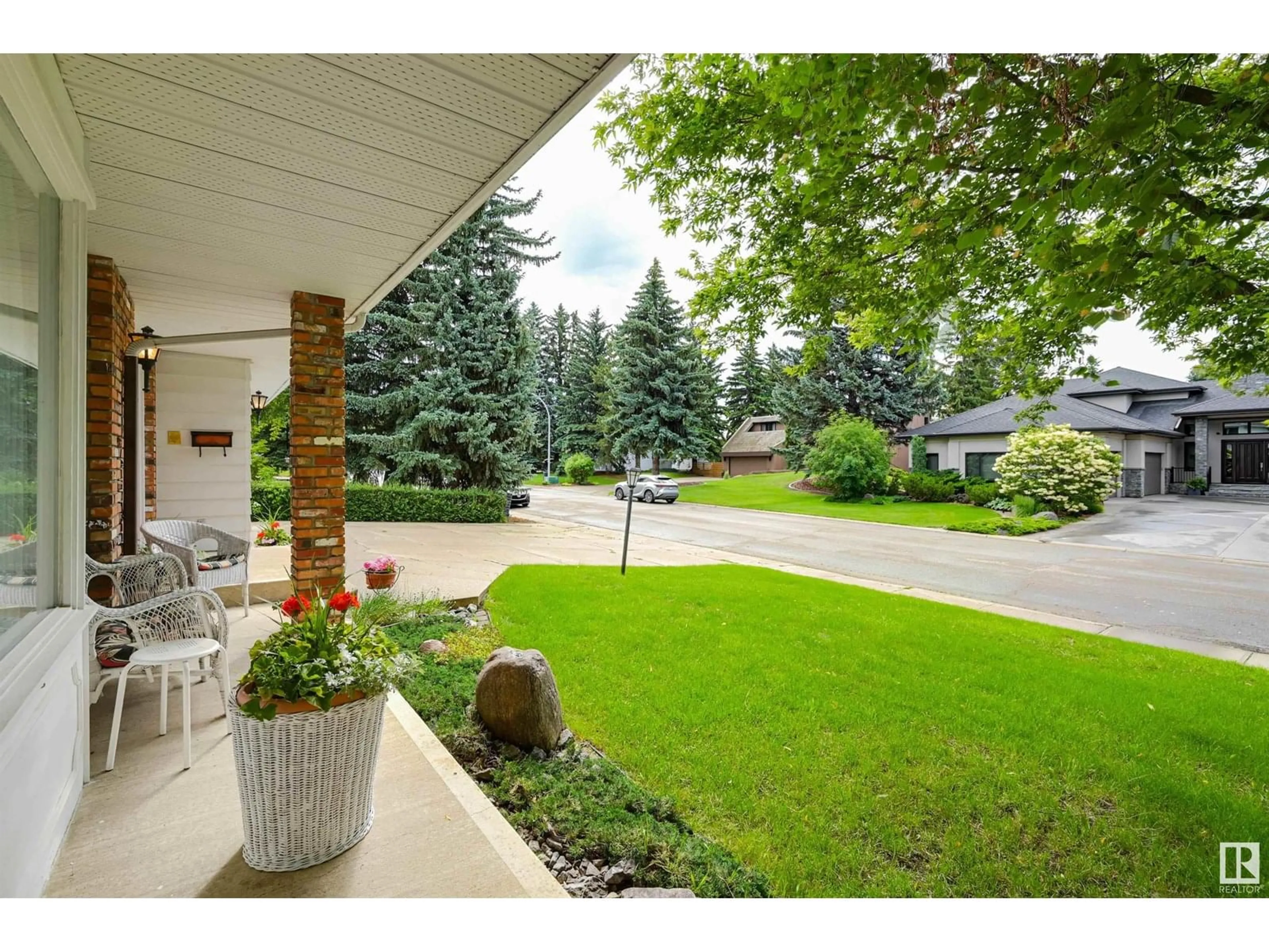 Patio, street for 164 QUESNELL CR, Edmonton Alberta T5R5P3