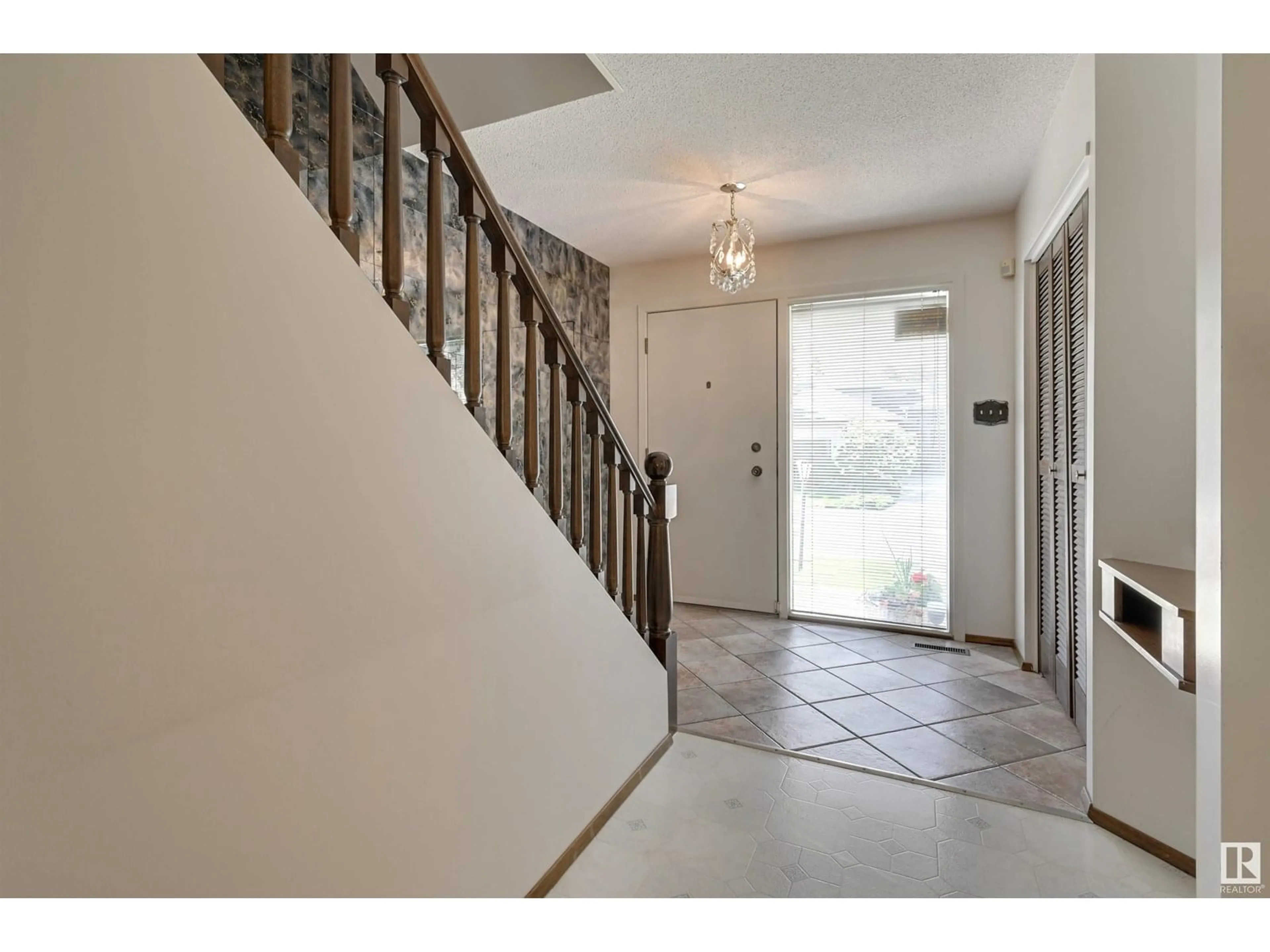 Indoor entryway for 164 QUESNELL CR, Edmonton Alberta T5R5P3