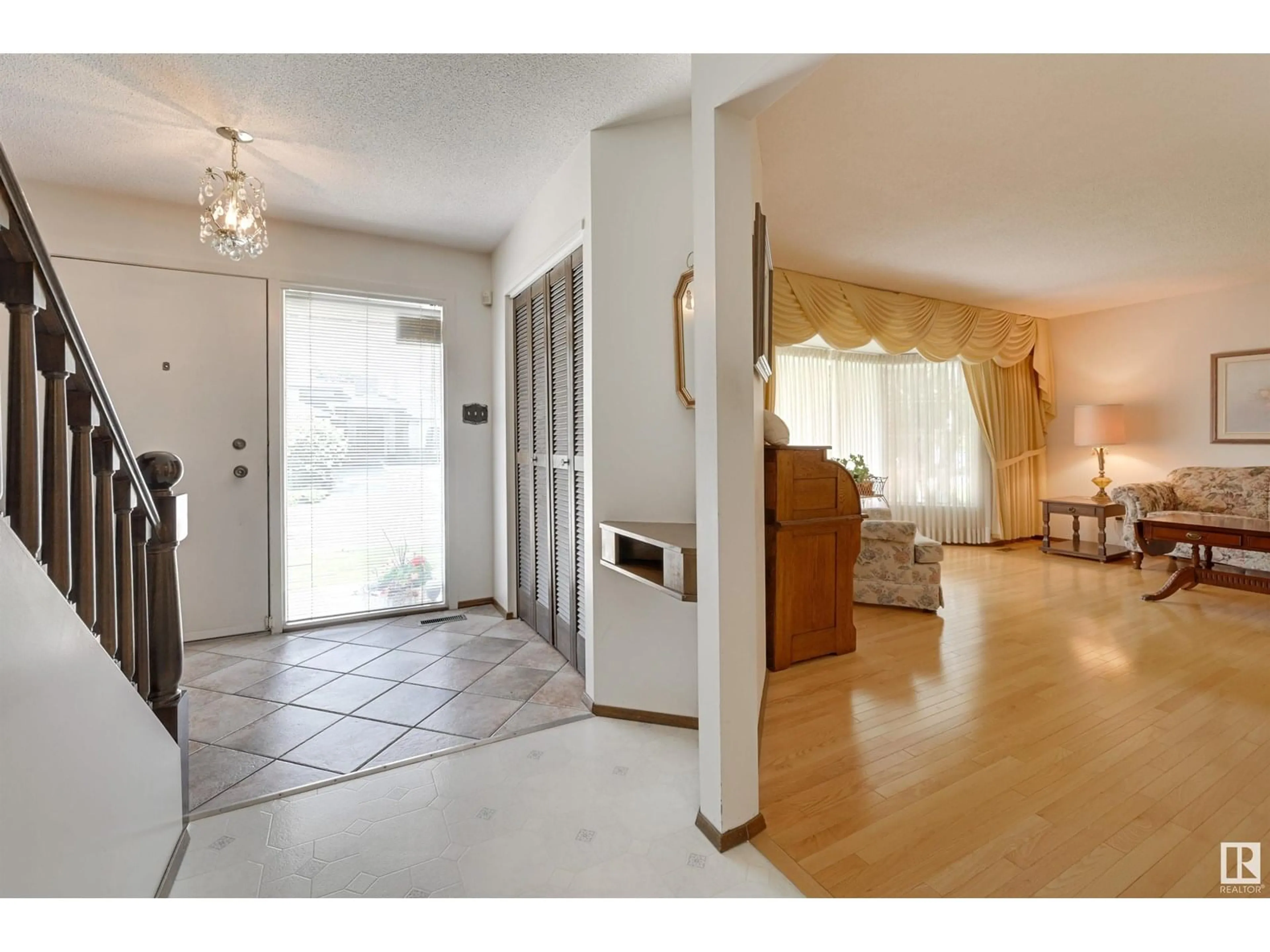 Indoor entryway for 164 QUESNELL CR, Edmonton Alberta T5R5P3