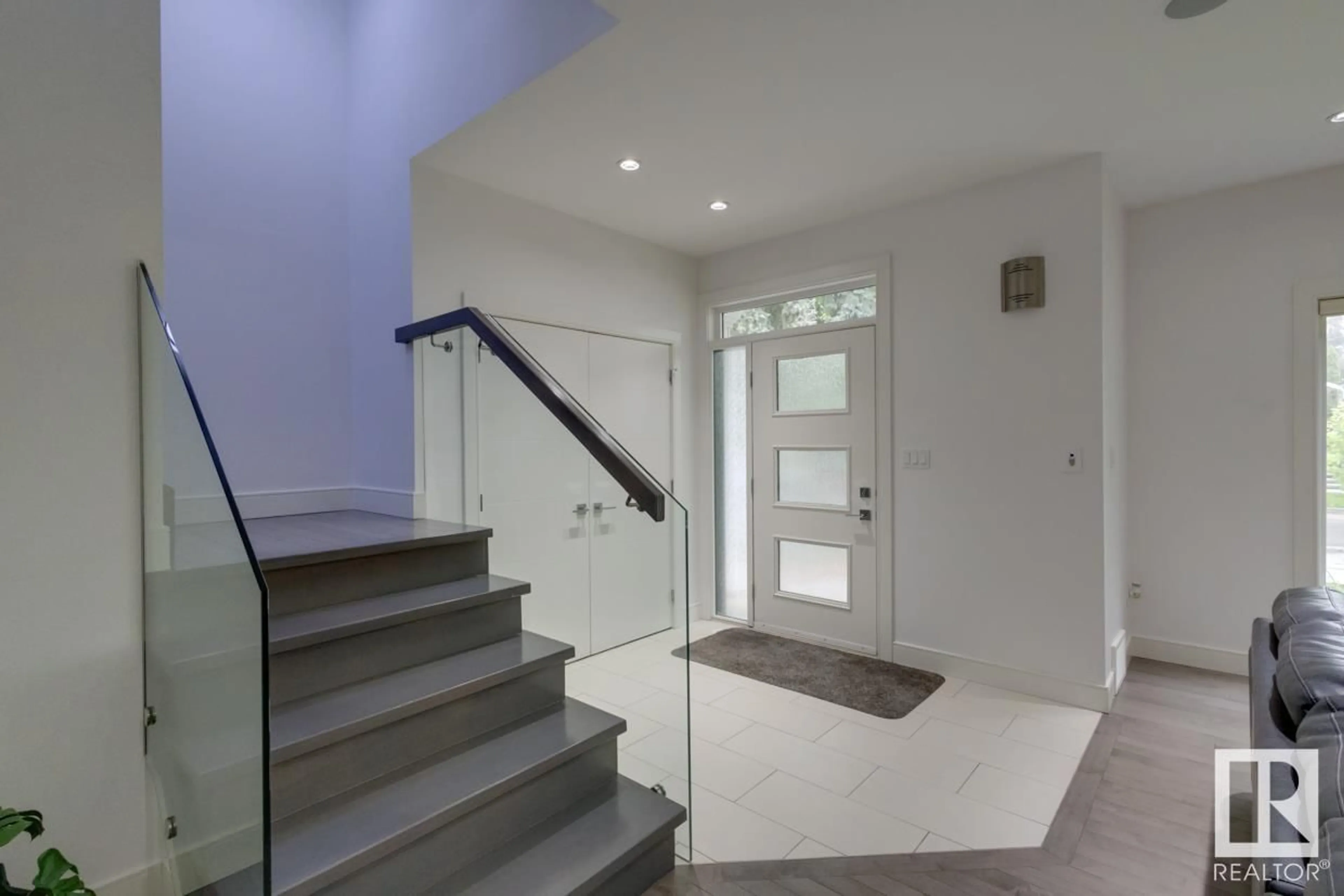 Indoor foyer for NW - 11045 85 AV, Edmonton Alberta T6G0W5