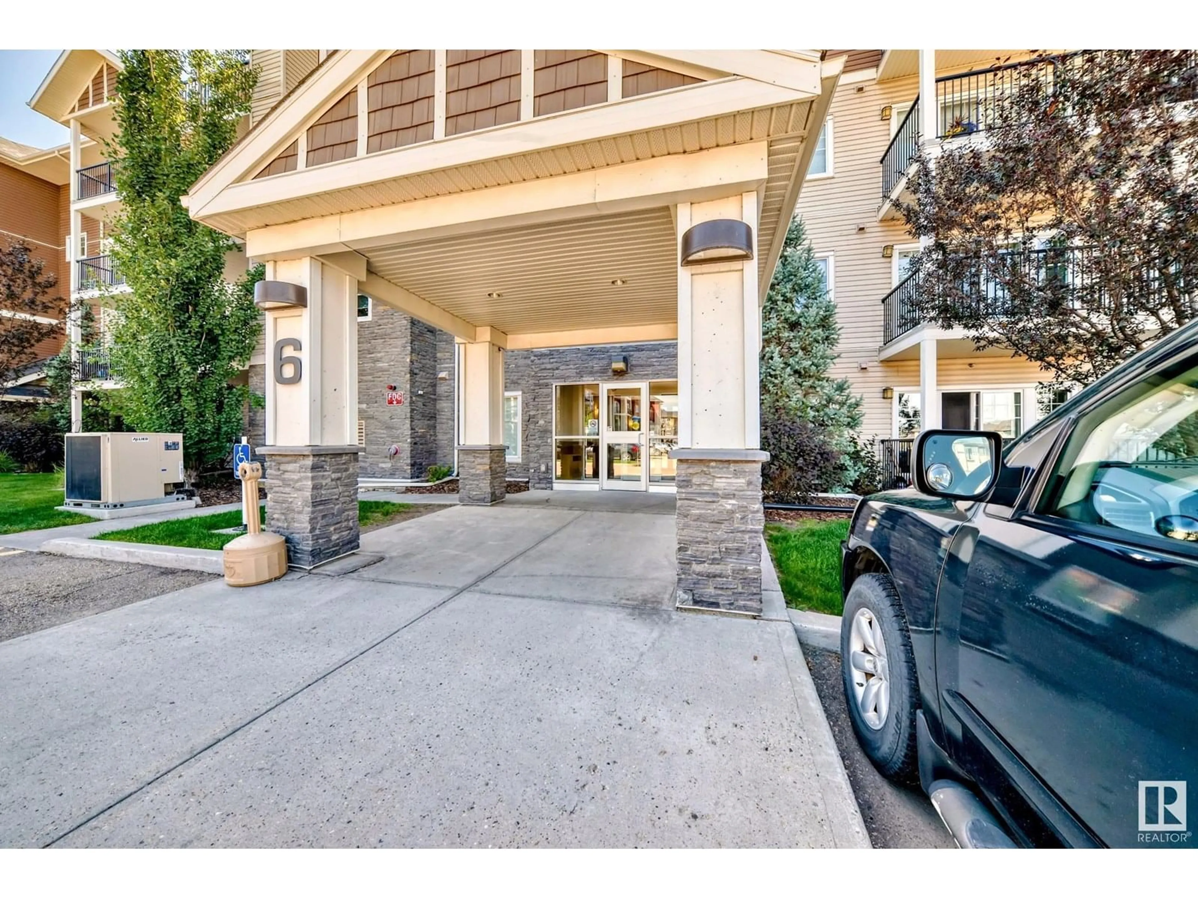 Indoor foyer for 3205 AUGUSTINE CR, Sherwood Park Alberta T8H8H0